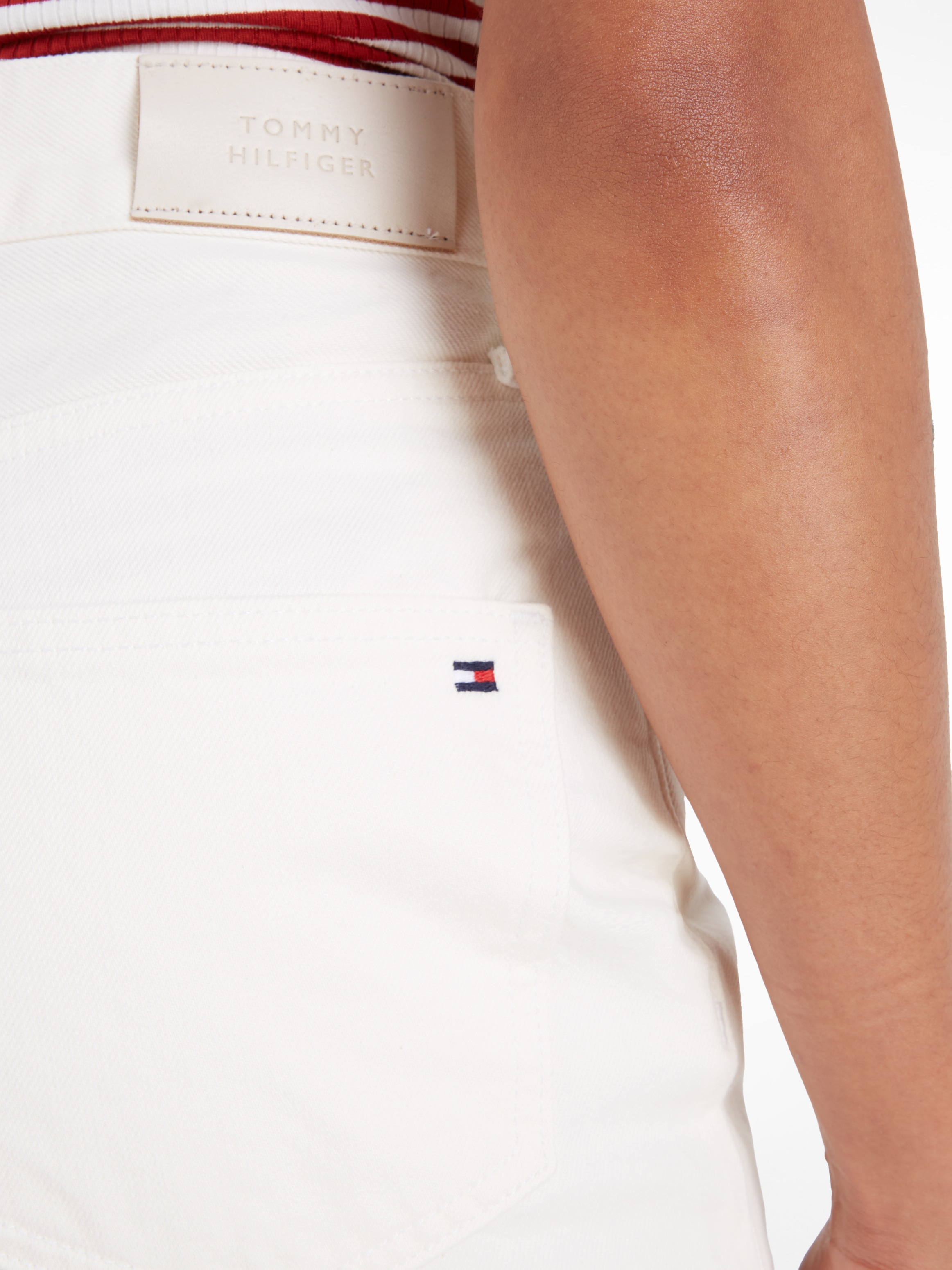 Tommy Hilfiger Bootcut-Jeans »RELAXED BOOTCUT HW ECRU«, mit Tommy Hilfiger Logo-Badge