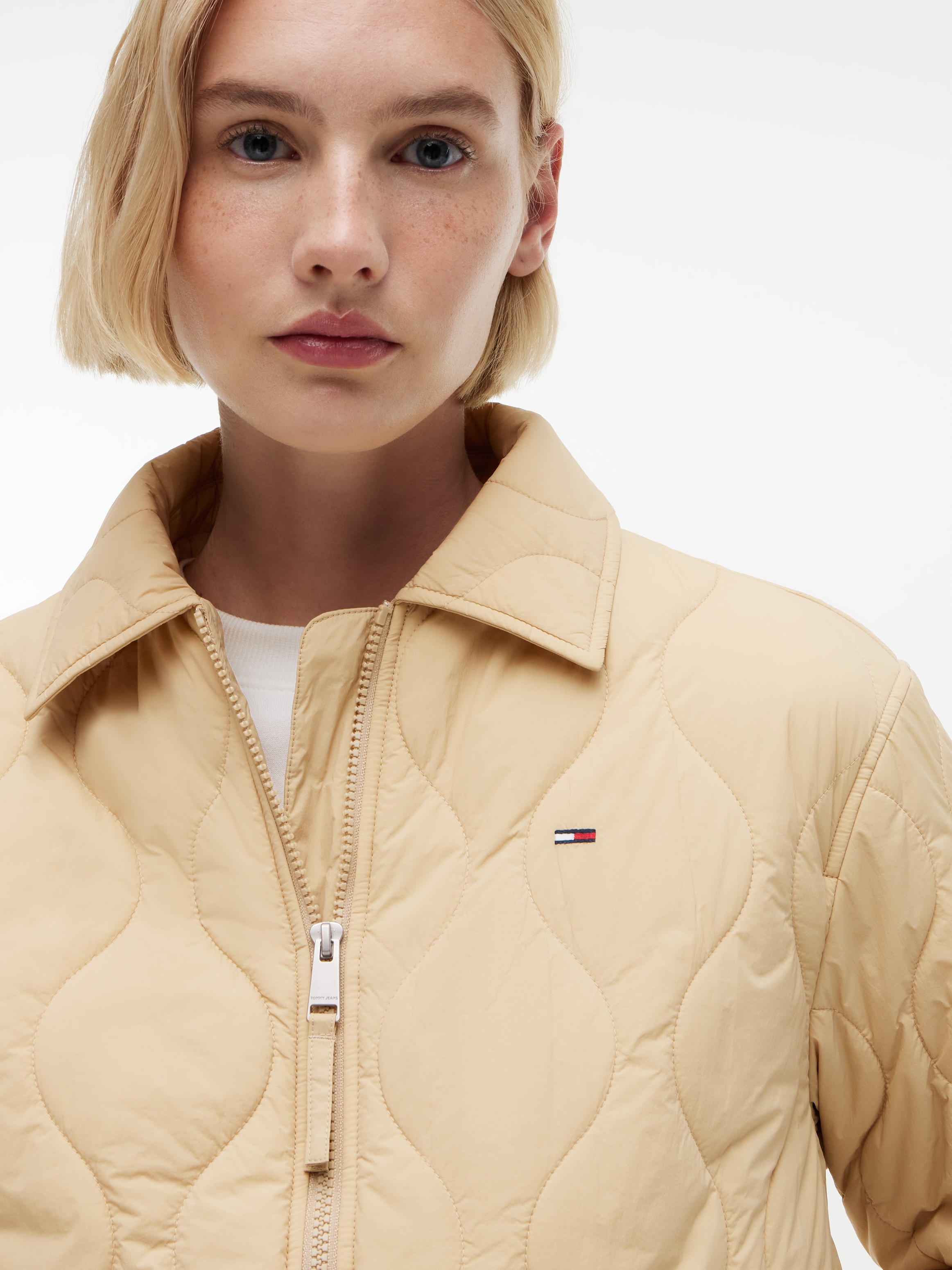 Tommy Jeans Veste matelassée »TJW COACH COLLAR QUILTED JACKET« fibre synthétique, broderie drapeau