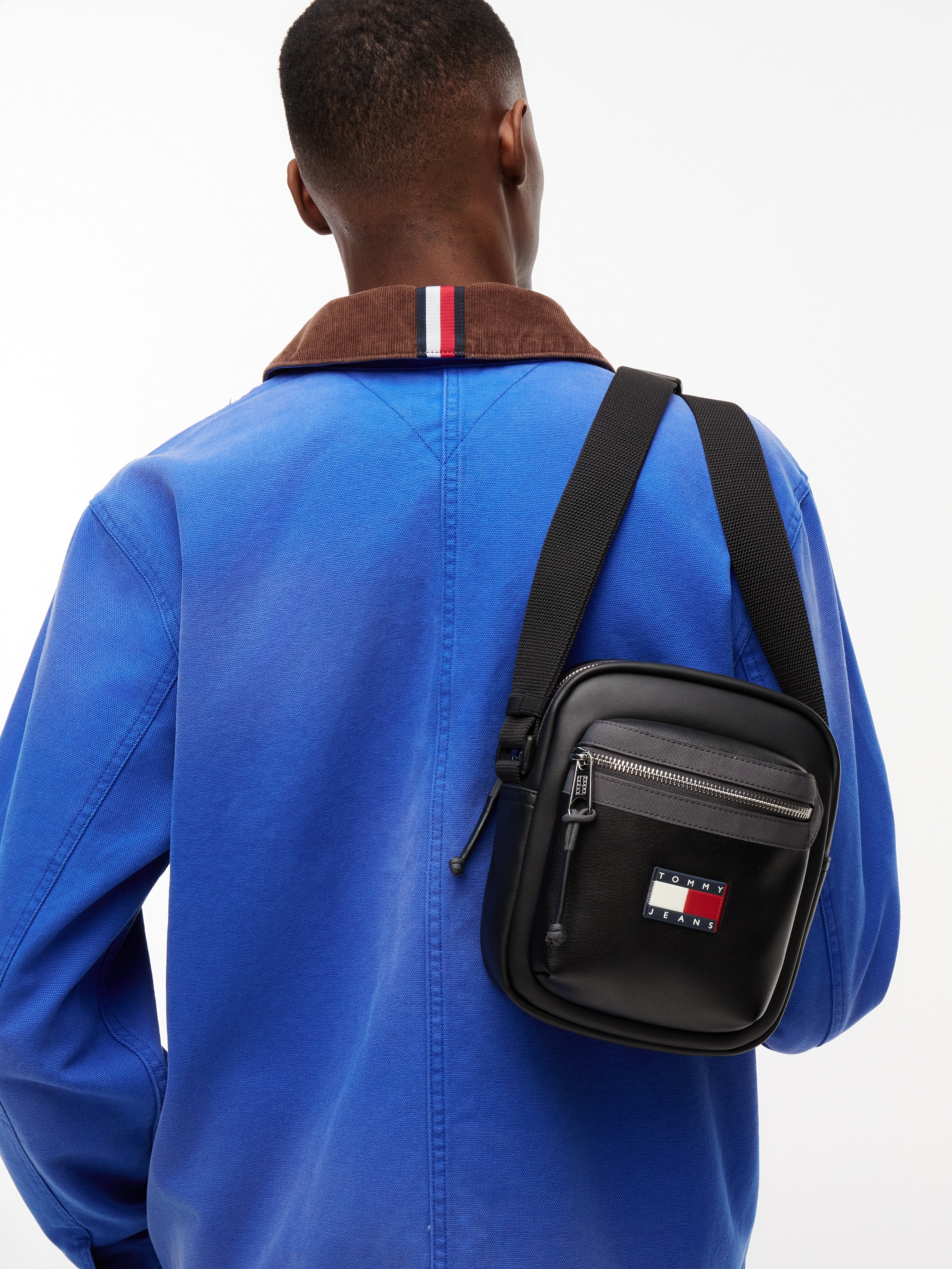 Tommy Jeans Sac à bandoulière »TJM ELEVATED PU REPORTER« Herren Schultertasche, Crossbodybag mit Logo-Aufnäher