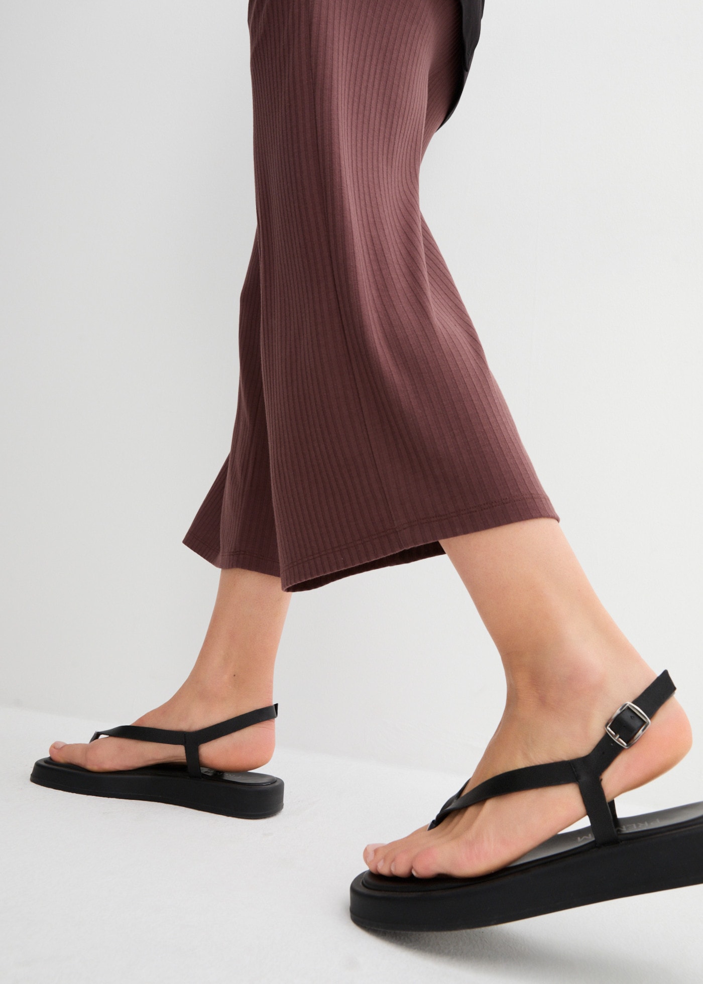 bonprix Pantalon en jersey »Jersey-Hose aus Rippe mit Bequembund«  En viscose, polyester et élasthanne, coupe décontractée, style décontracté