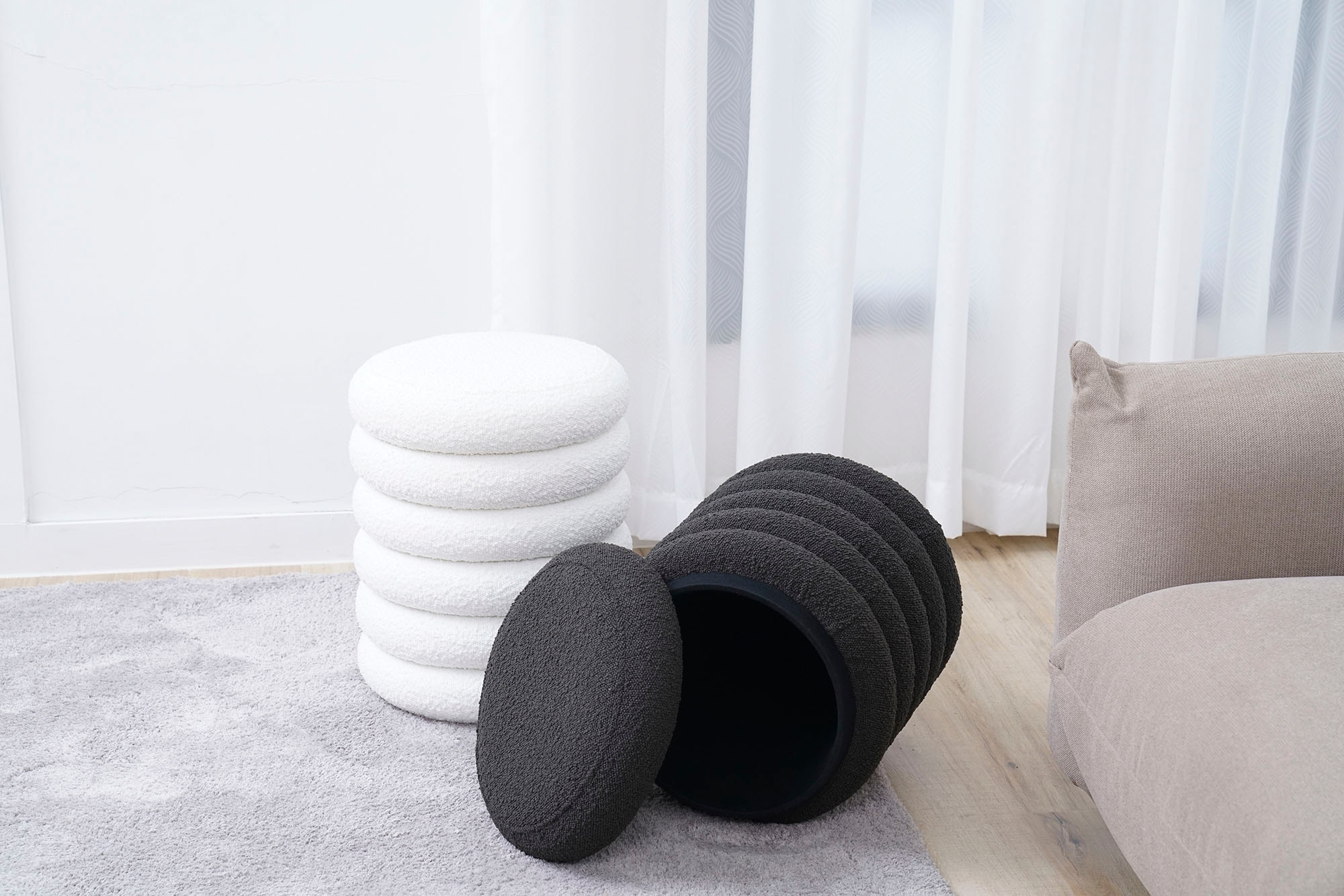 SalesFever Polsterhocker »Komfortabler Hocker mit Stil« Praktischer Stauraum in elegantem Design