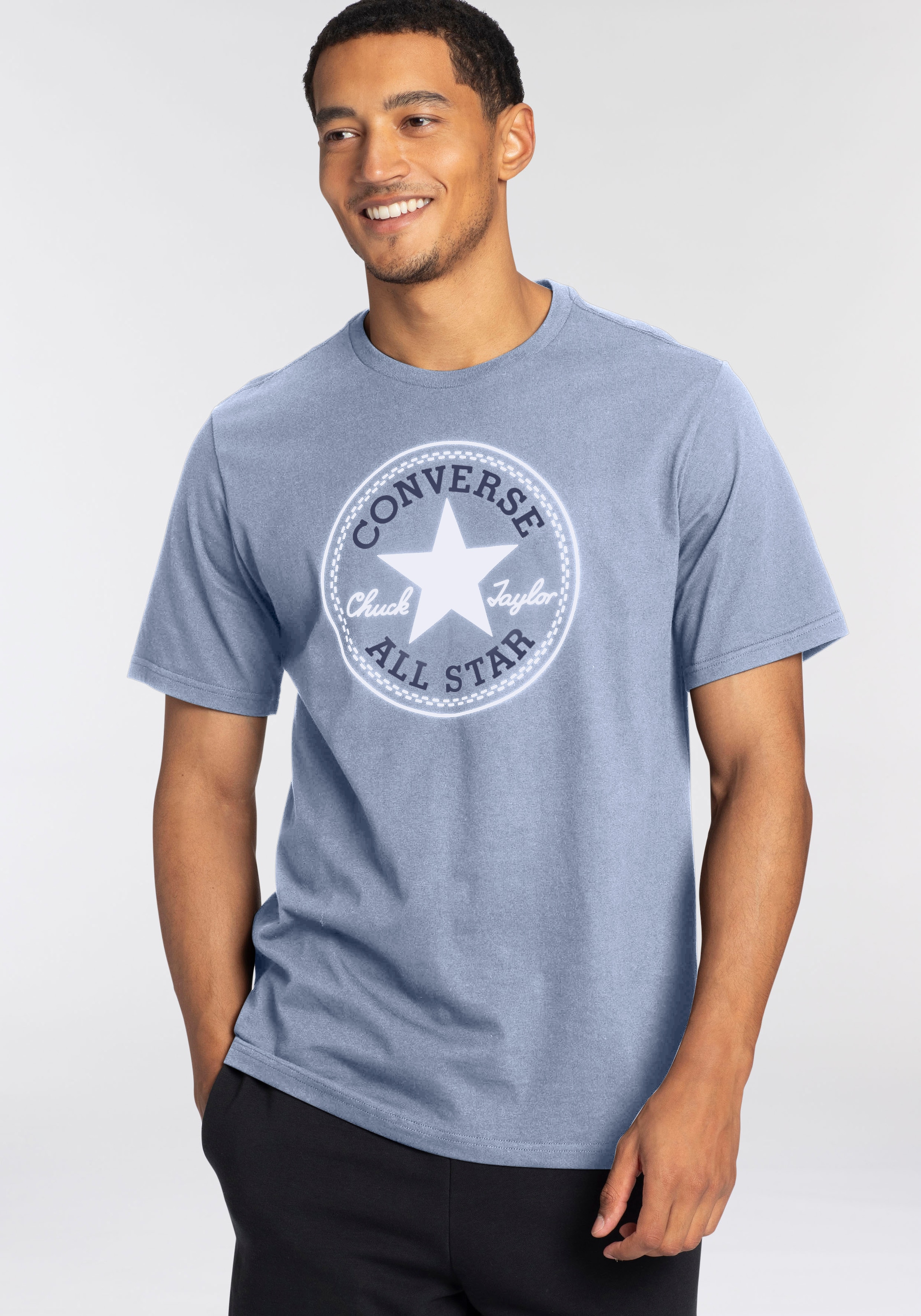 Converse T-Shirt »UNISEX CONVERSE GO-TO ALL STAR PATCH LOGO STANDARD FIT T-SHIRT«, (1 tlg.)