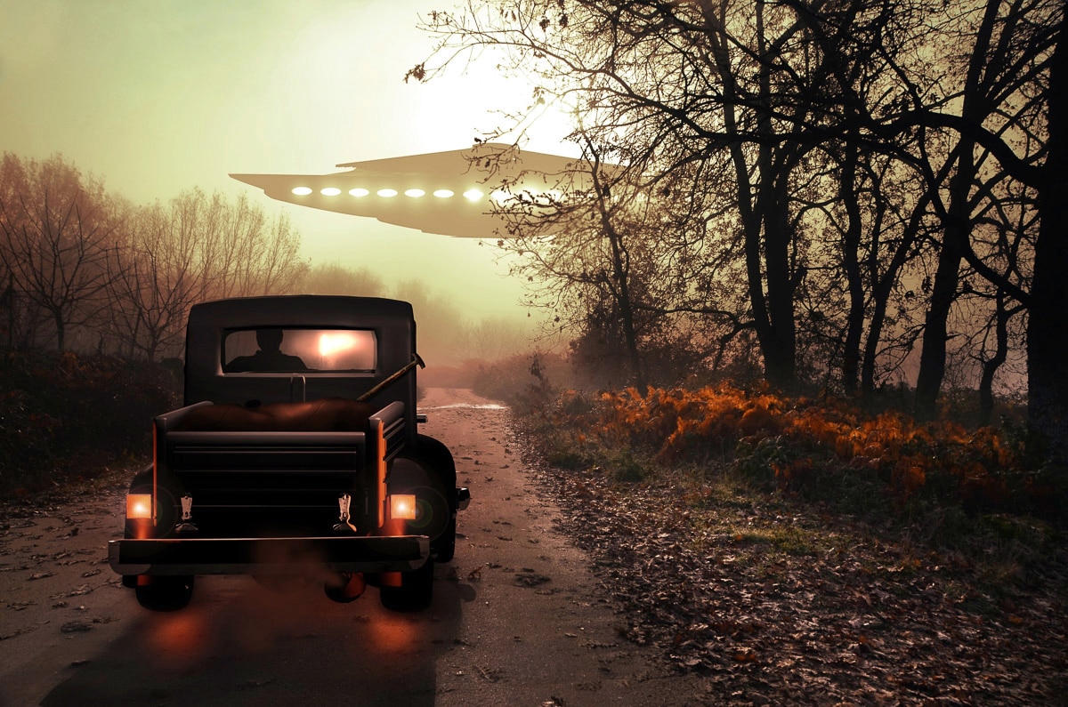 Image of Papermoon Fototapete "Auto mit Raumschiff"