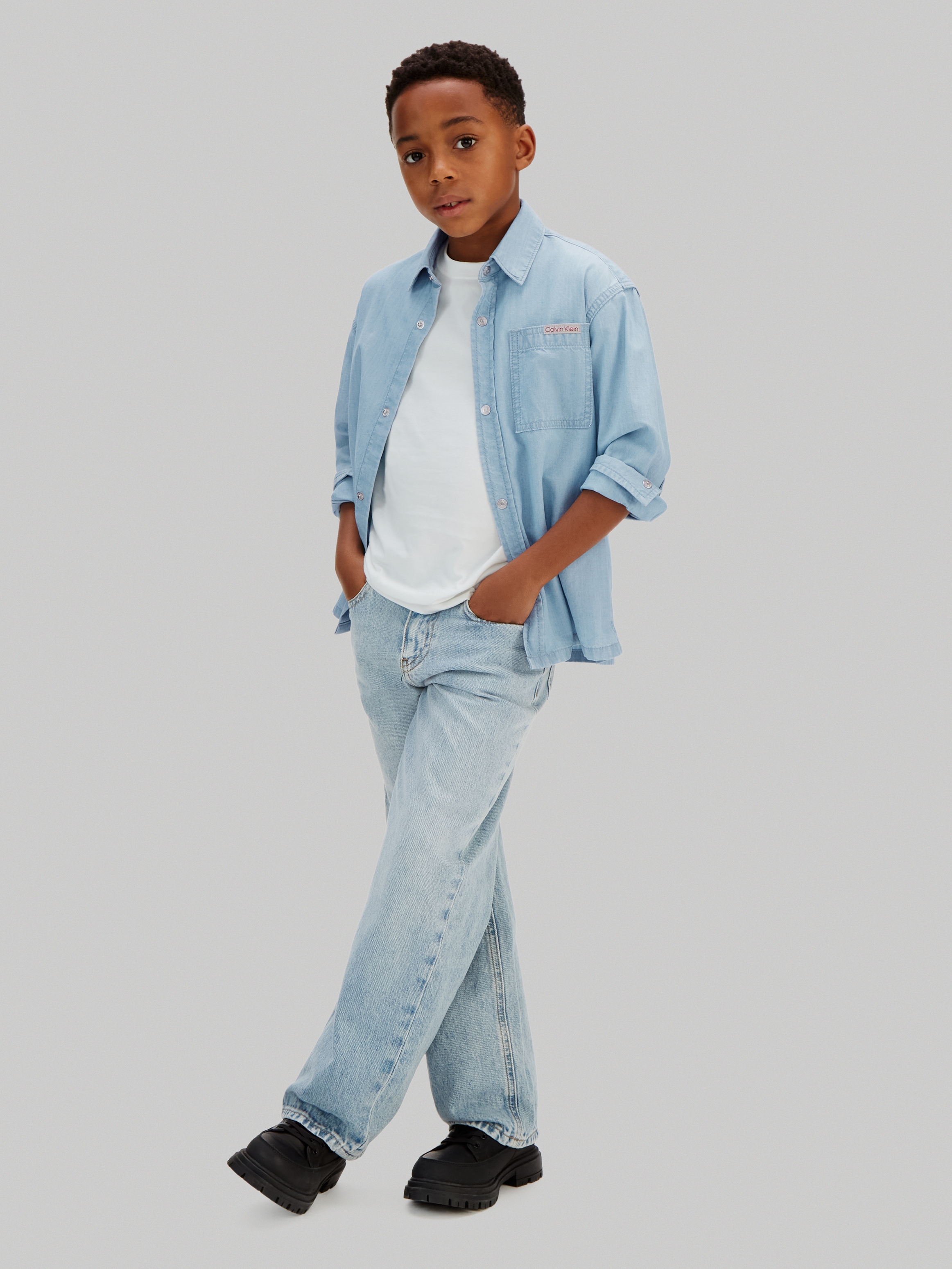 Calvin Klein Jeans Chemise en jean »CHAMBRAY WOVEN« coupe Regular pour enfants avec poche poitrine