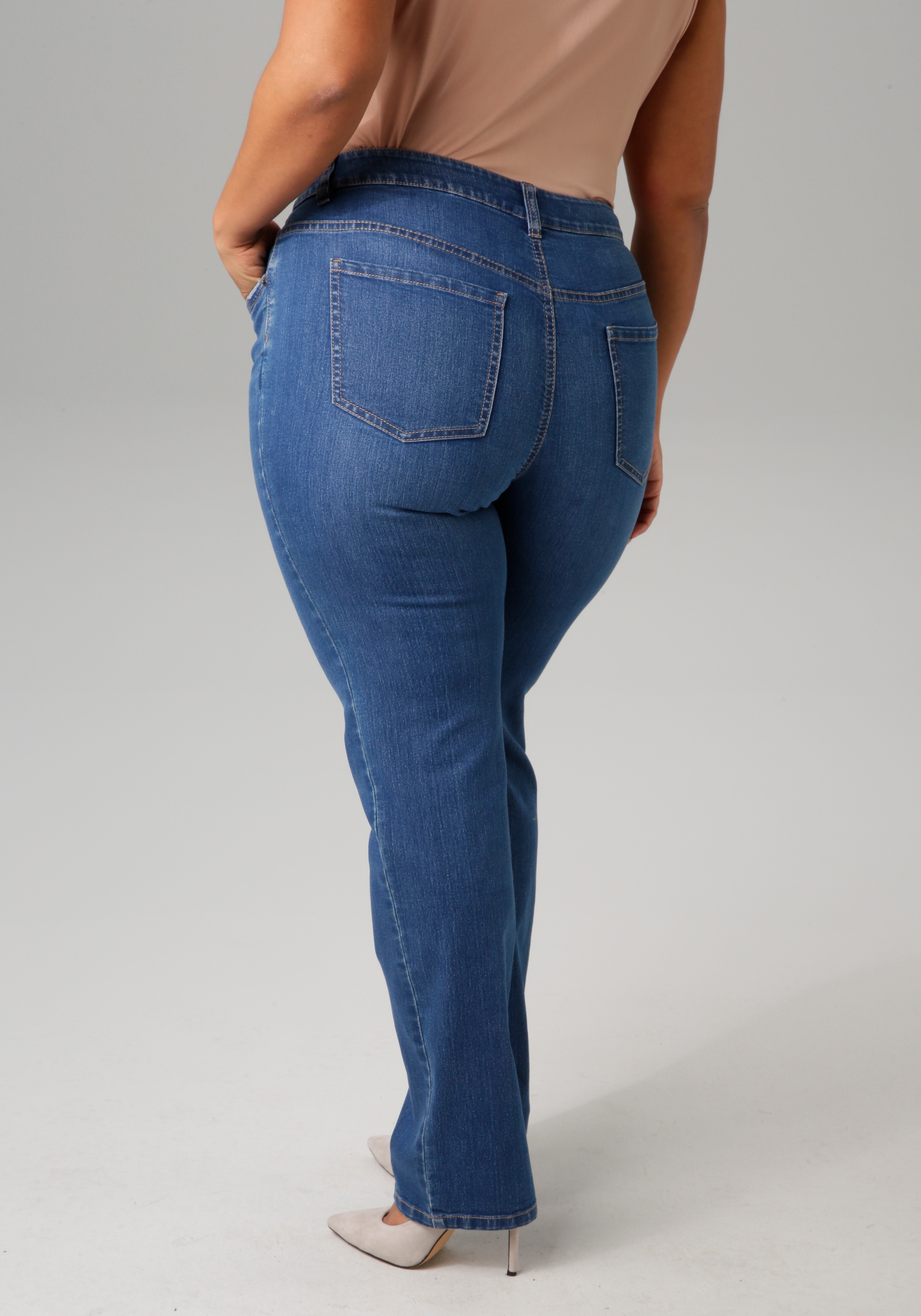 Aniston PLUS Straight-Jeans, mit leichtem Used-Effekt - NEUE KOLLEKTION