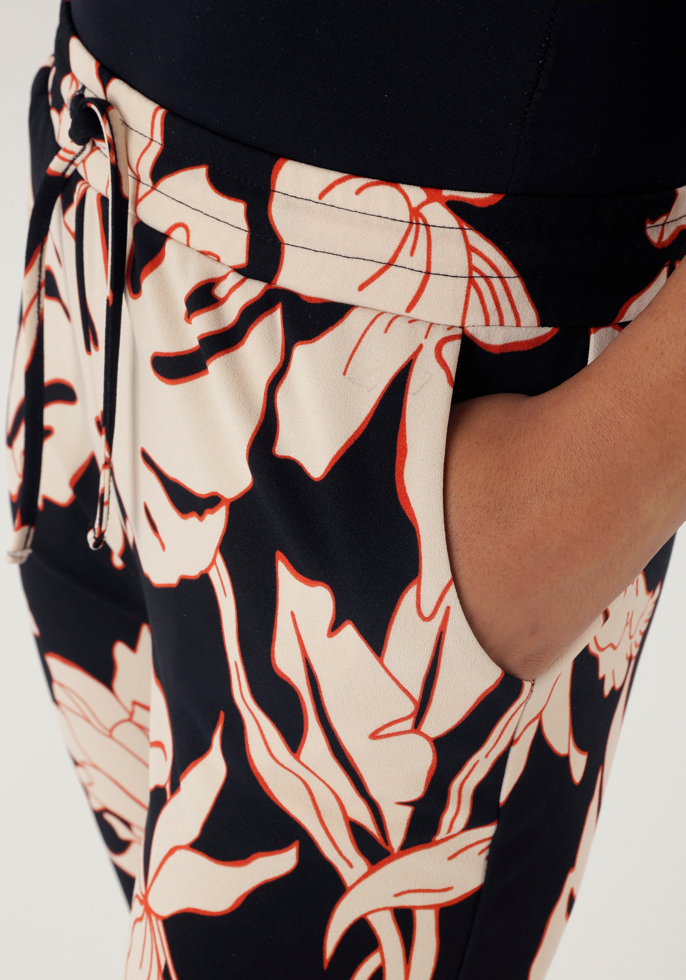 Aniston SELECTED Schlupfhose, mit grossflächigem und abstraktem Blumenmuster