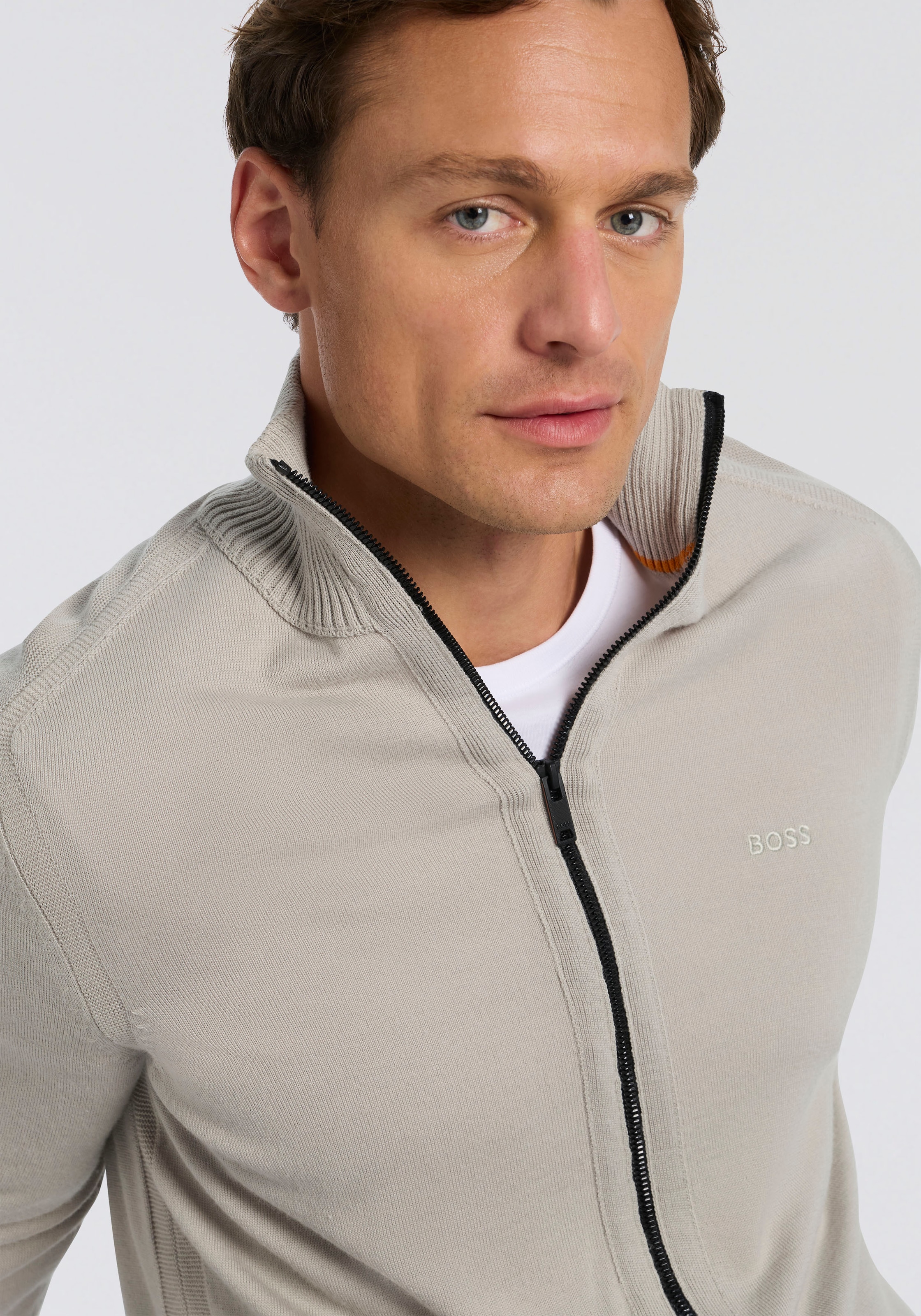 BOSS ORANGE Veste en tricot »Avac« mit Logostickerei auf der Brust