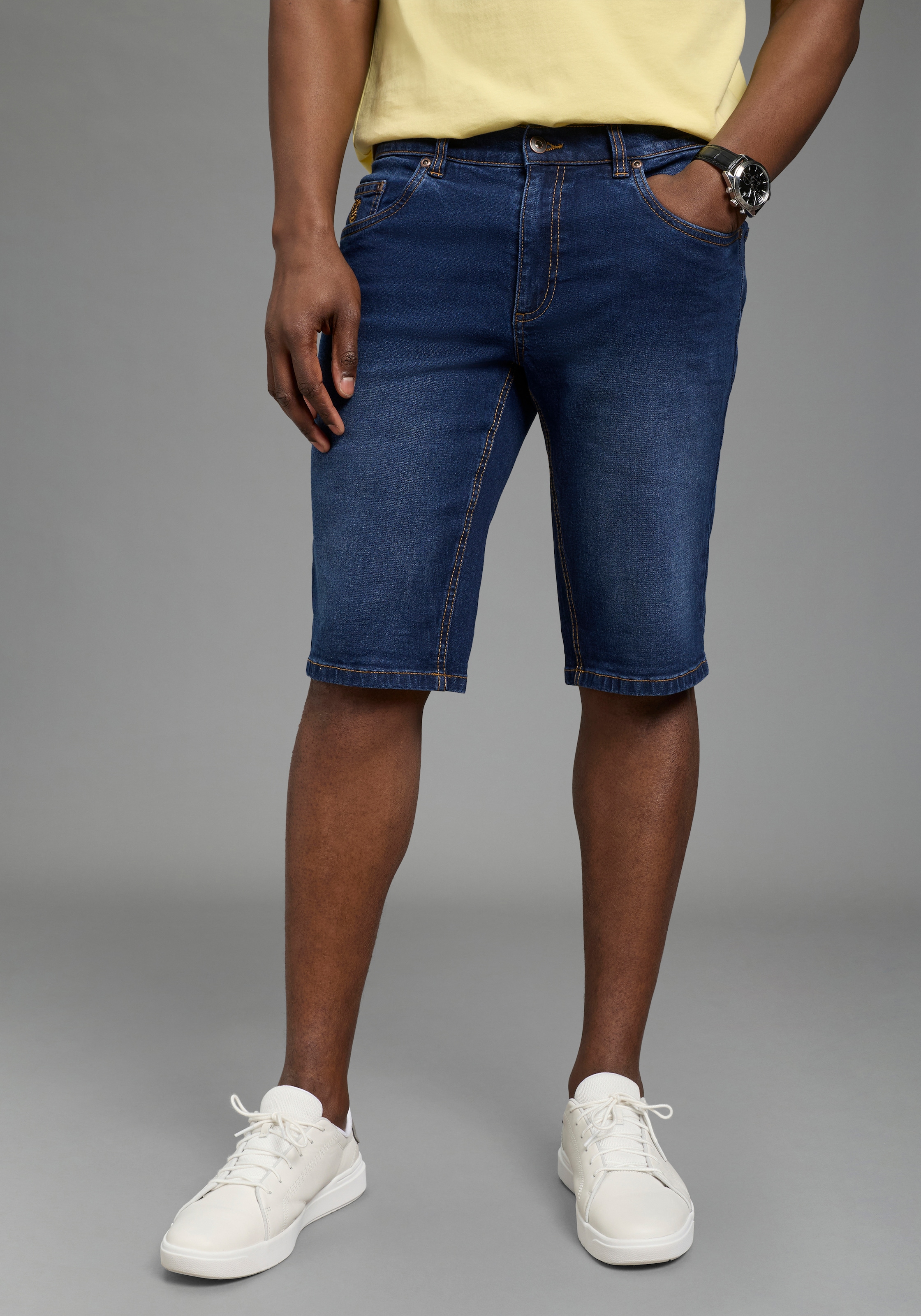 Image of DELMAO Jeansshorts gerade geschnittene Beine, Regular-Fit, kniefreie Länge