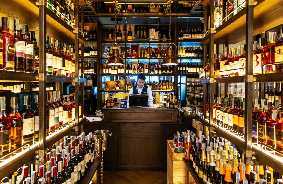 Image of Papermoon Fototapete »GETRÄNKE-RESTAURANT PUB BISTRO CAFE' WAND FLASCHEN XXL«, Vliestapete, hochwertiger Digitaldruck, inklusive Kleister bei Ackermann Versand Schweiz