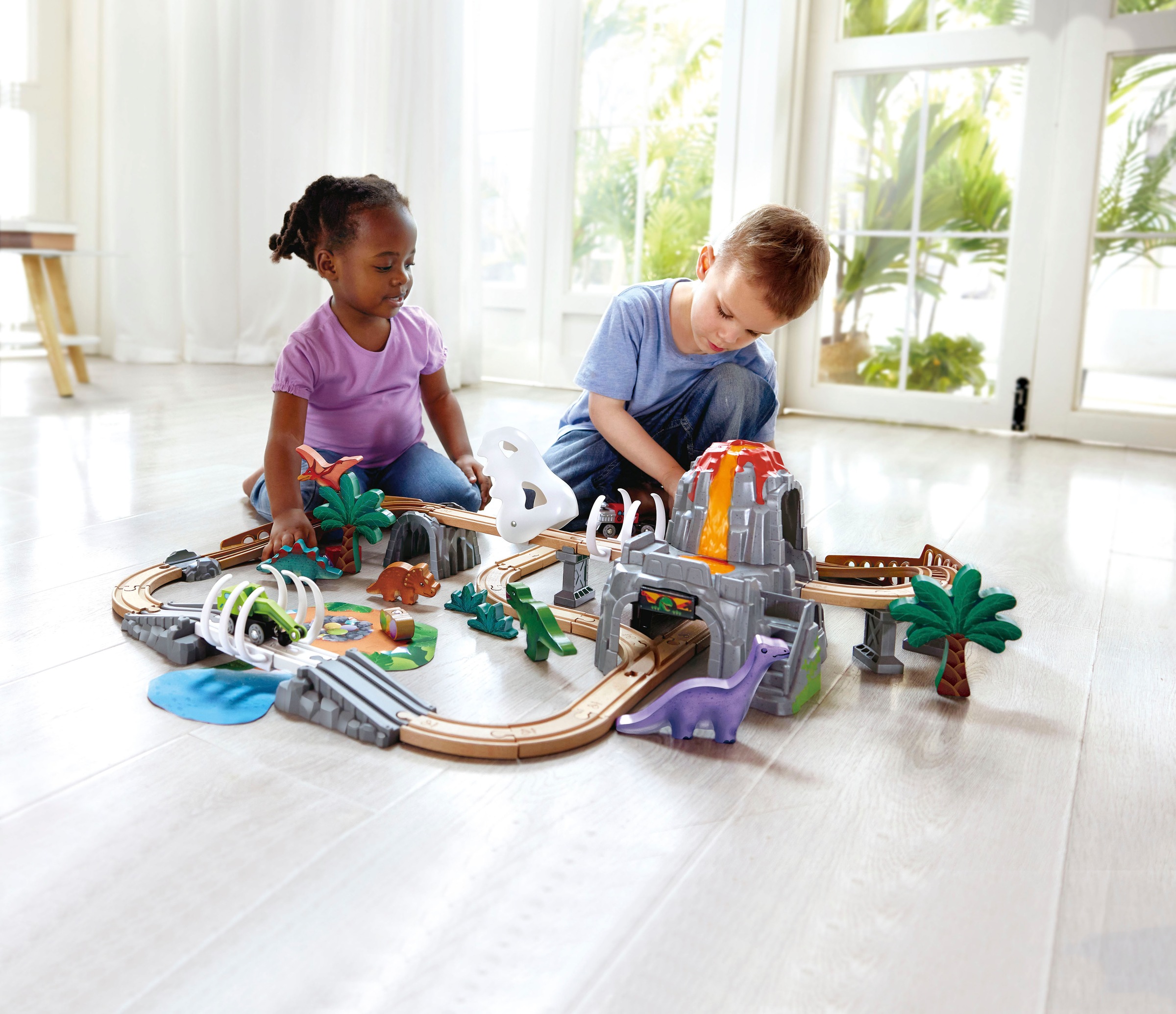 Hape Train jouet »Dino-Eisenbahn-Abenteuer« avec fonction lumière et son
