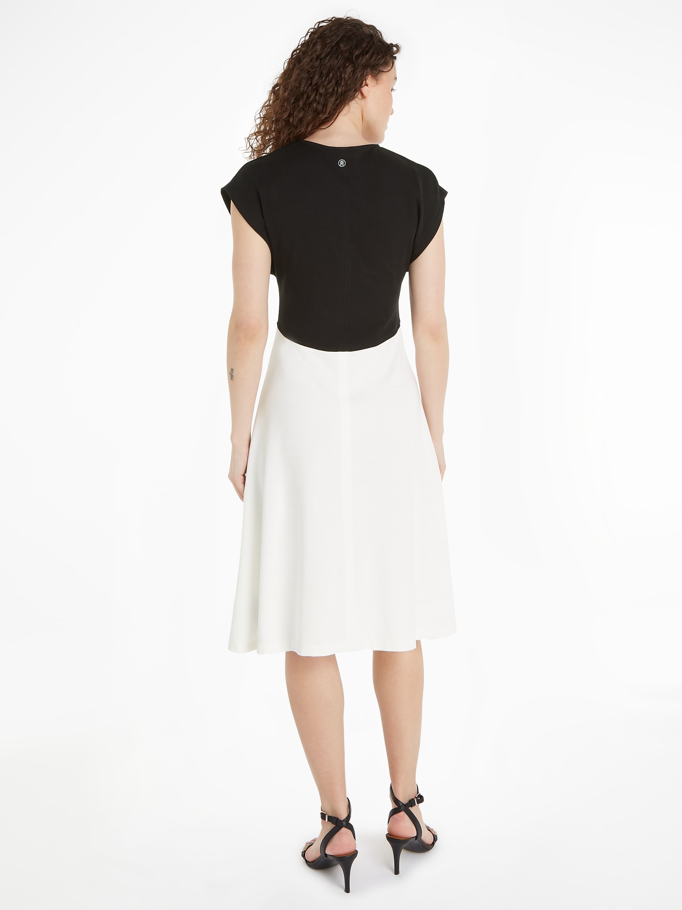 Tommy Hilfiger Jerseykleid »SHINY INTERLOCK V-NK NS KNEE DRS«, mit Logostickerei