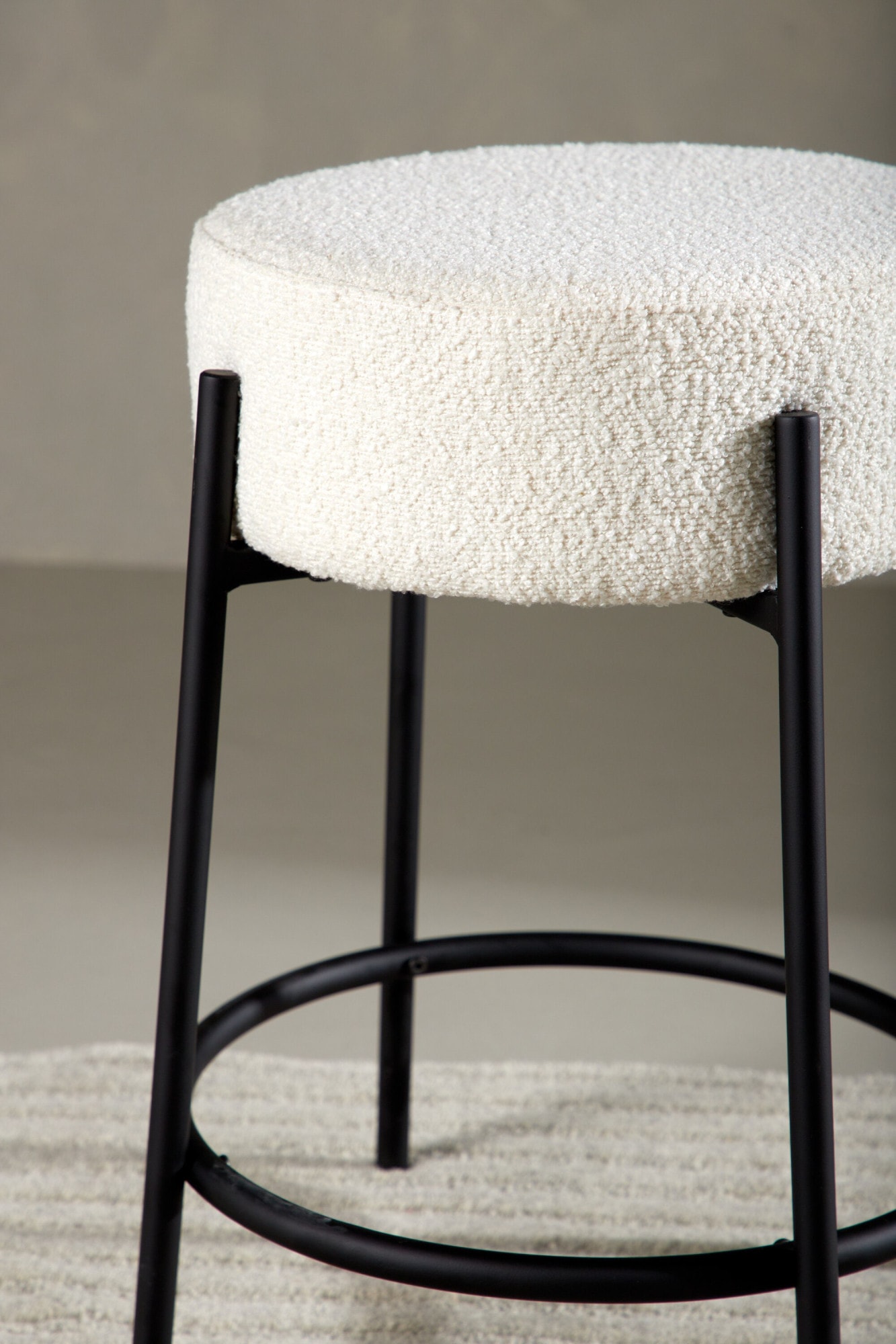 Venture Home Tabouret de bar »Tucson, Barhocker in Bouclé, niedrige Sitzfläche, belastbar bis 150 kg« Tabouret de bar, revêtement bouclé, pieds en acier, repose-pieds, moderne