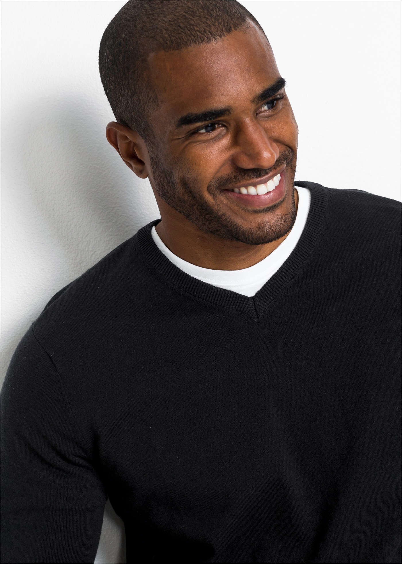 bonprix Pull en tricot »Feinstrickpullover in Regular Fit« aus Feinstrickmaterial, mit V-Ausschnitt, Regular Fit