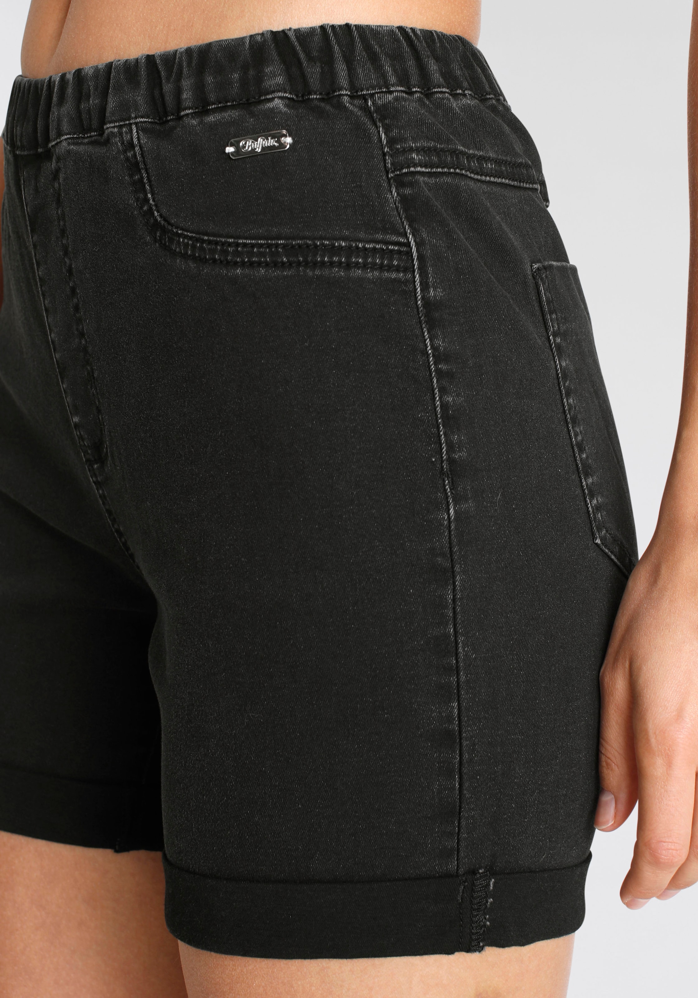 Buffalo Shorts, in elastischem Denim mit zwei Gesässtaschen