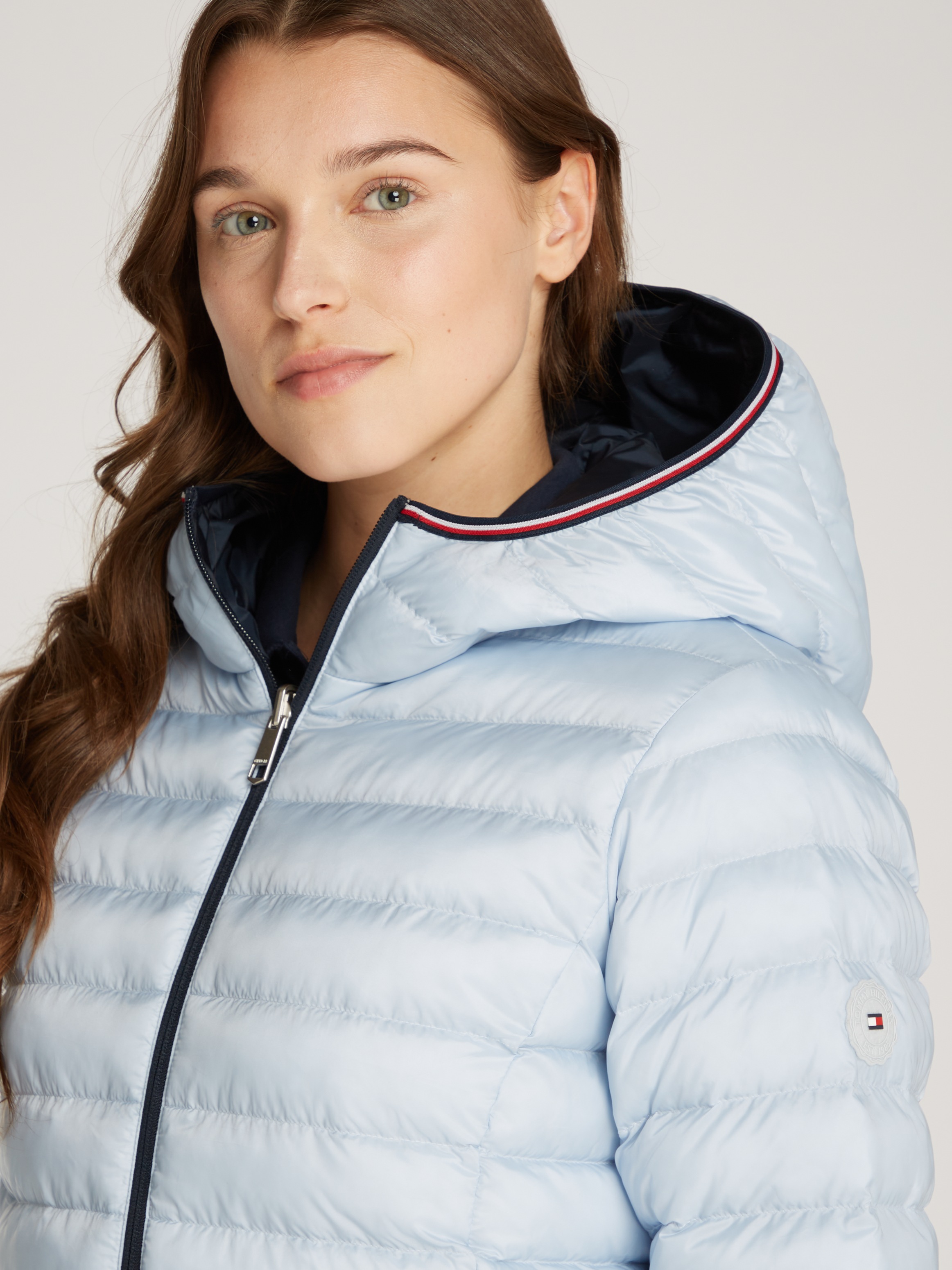Tommy Hilfiger Steppjacke »REVERSIBLE LW PADDED JACKET«, mit Kapuze, mit reversible Tragemöglichkeit, leichte Wattierung, Logo-Patch