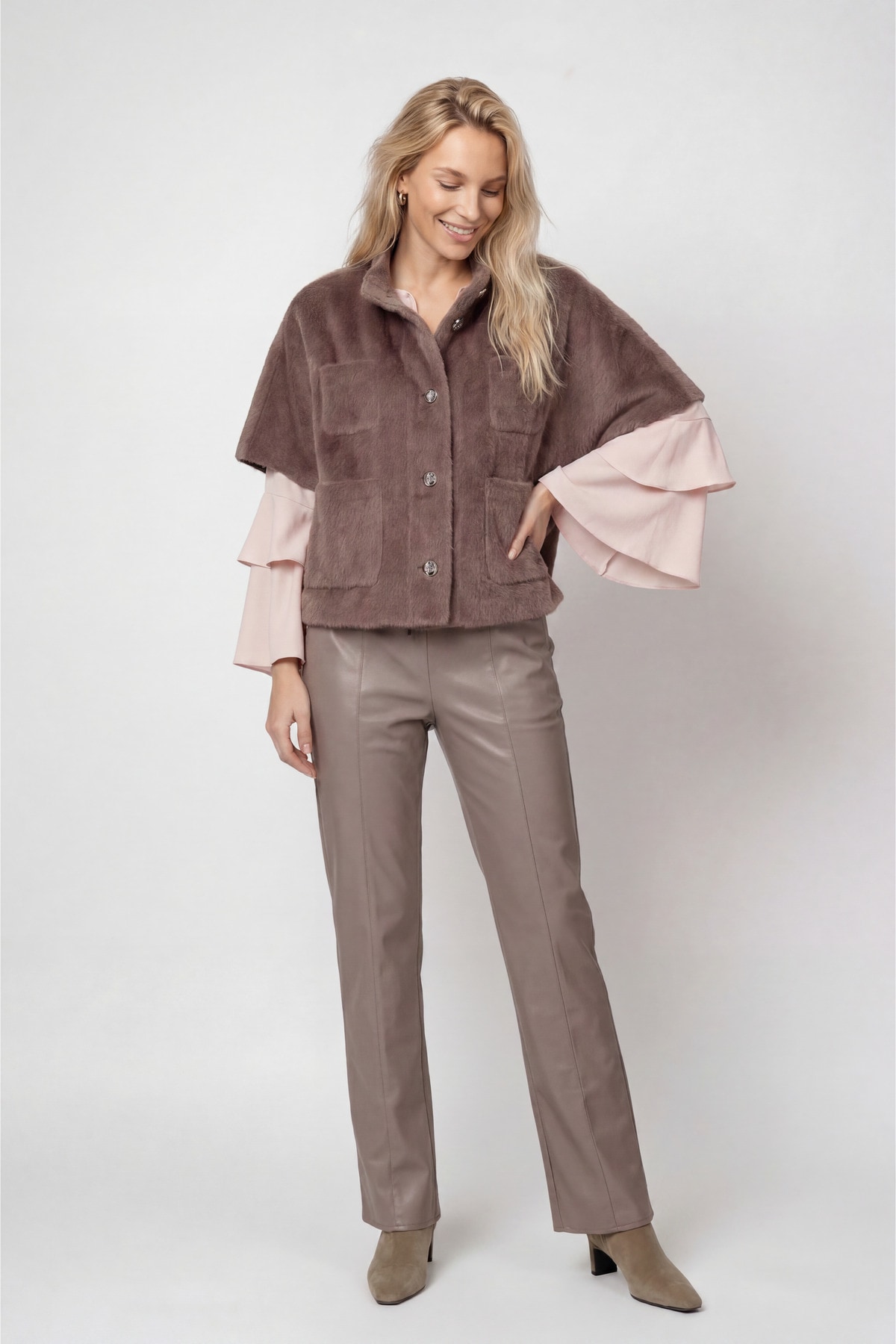 Monari Veste en fausse fourrure »Jacke Cape fake fur« sans capuche coupe régulière avec col montant