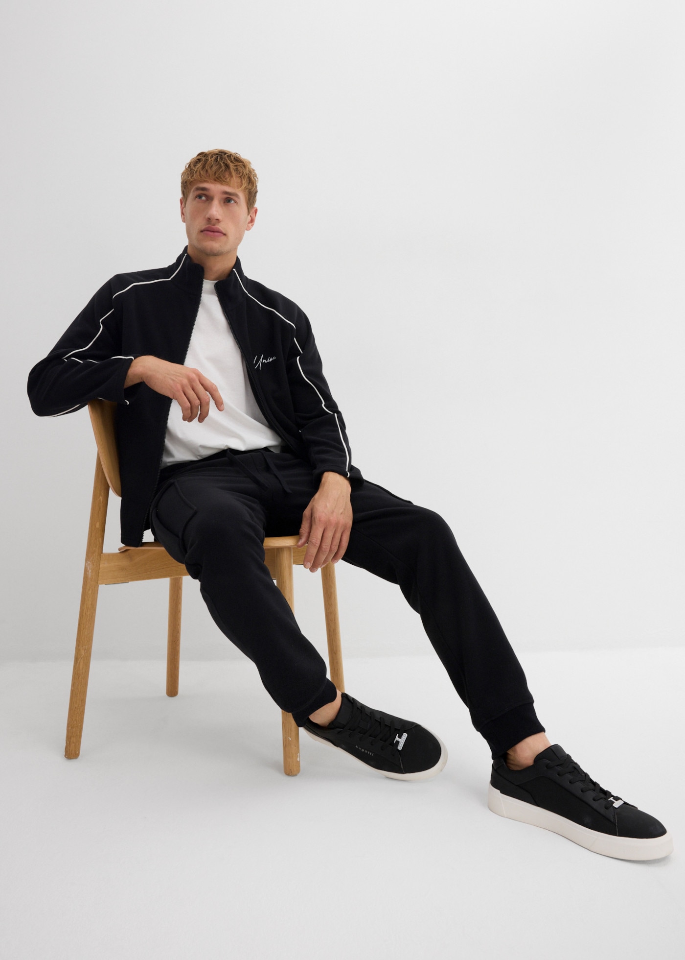 bonprix Pantalon de jogging  qualité agréable et douce, coupe Regular, style décontracté, en polyester
