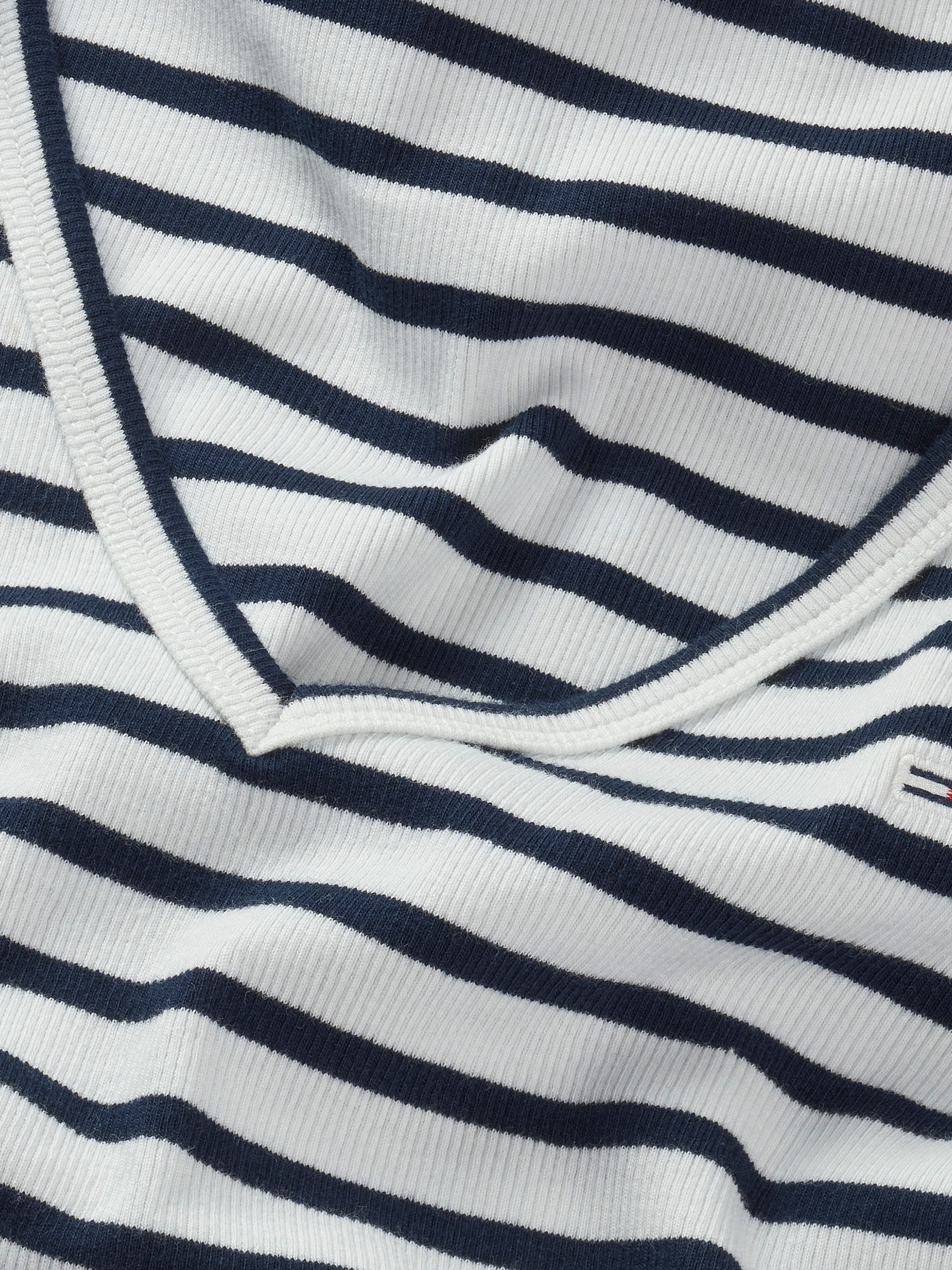 Tommy Jeans T-Shirt »TJW SLIM ESSENTIAL RIB V SS«, mit Logostickerei
