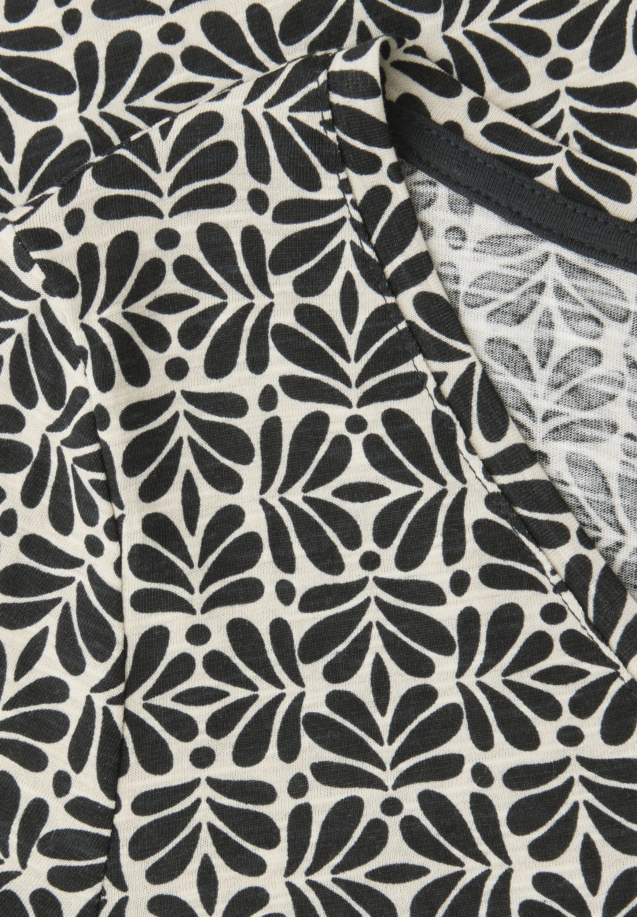 STREET ONE T-shirt à manches courtes »Style Gerda« fein gemustert, mit gerundetem V-Neck