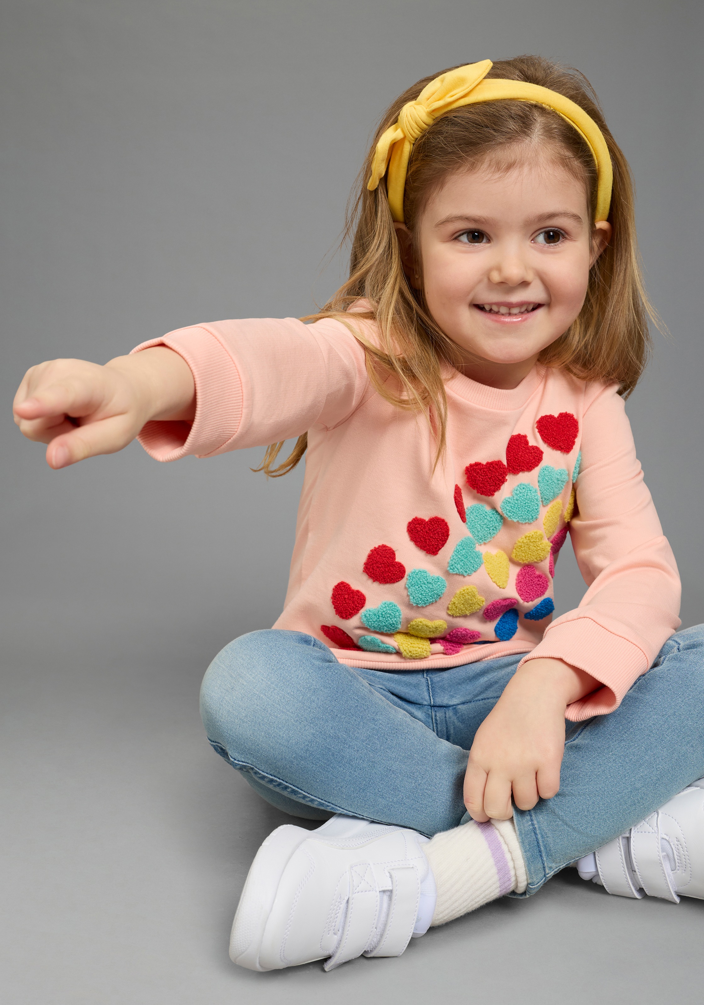 KIDSWORLD Sweatshirt »Sweatshirt Herz-Applikation«, mit Stickereien und Badges, Rundhalsausschnitt, Basic Passform
