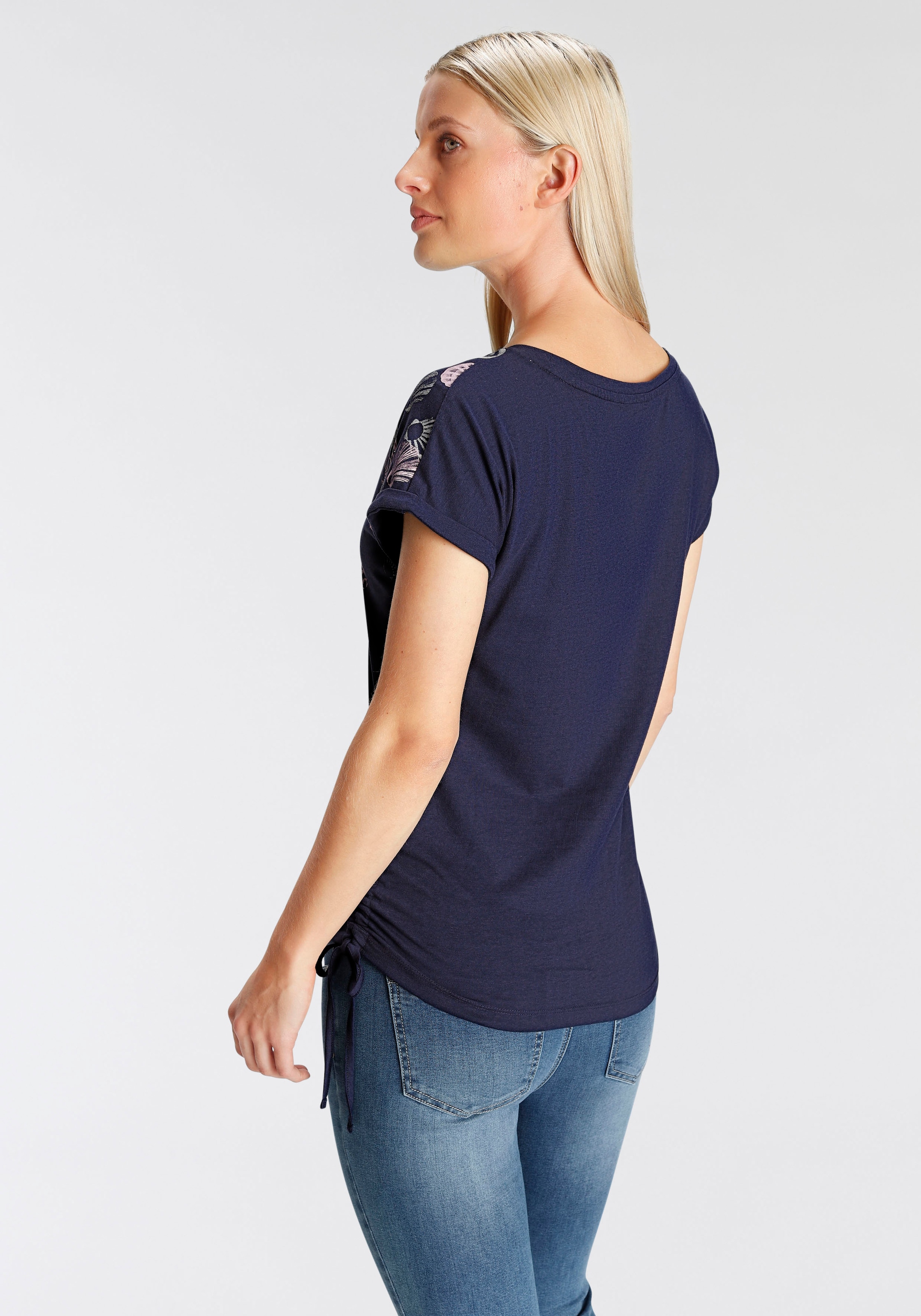 ♕ DELMAO T-Shirt, MARKE seitlichen mit Raffungen in NEUE auf Druckdesigns - versandkostenfrei verschiedenen