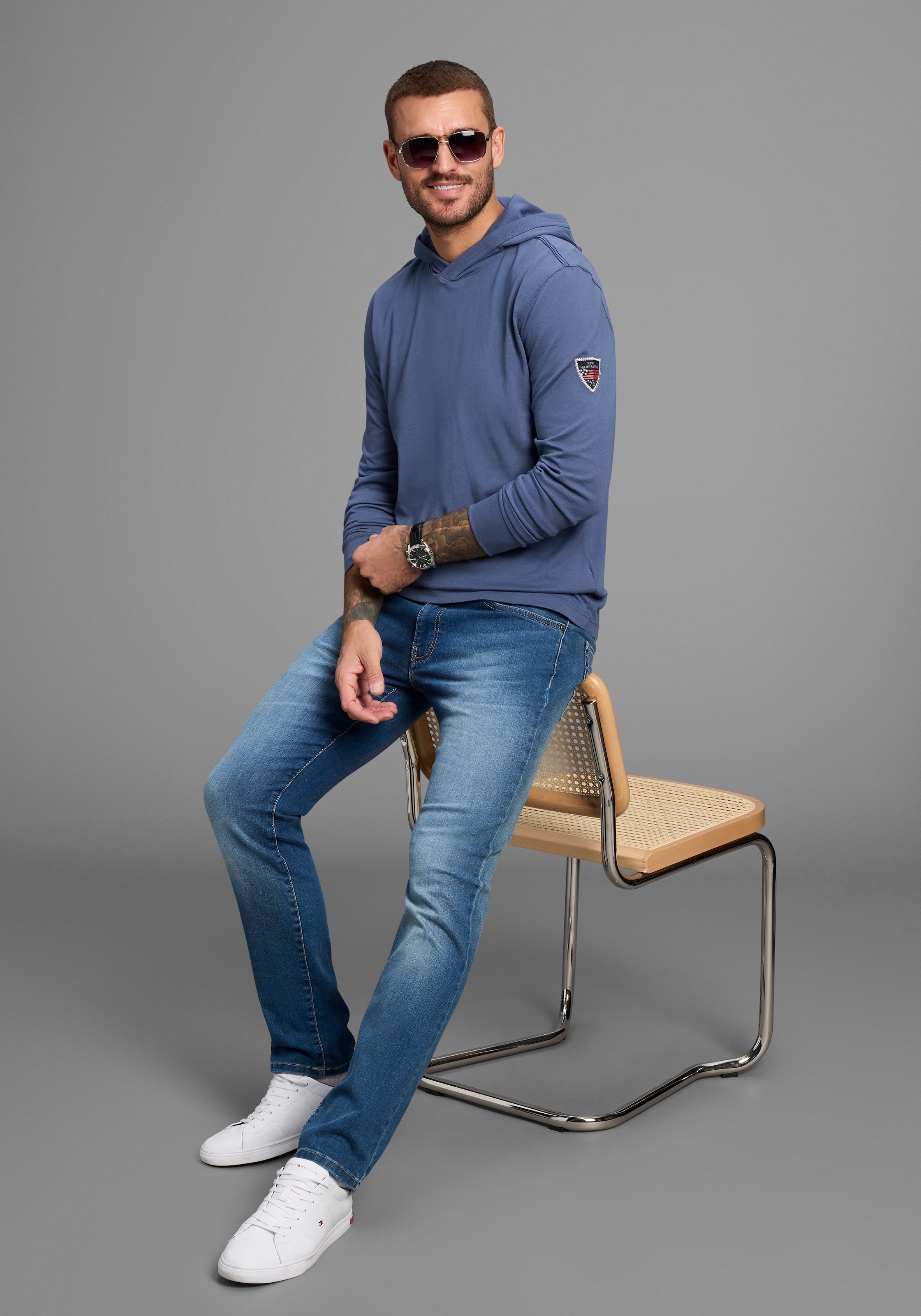 DELMAO Kapuzenshirt »Neue Kollektion!«, mit Badge am Ärmel
