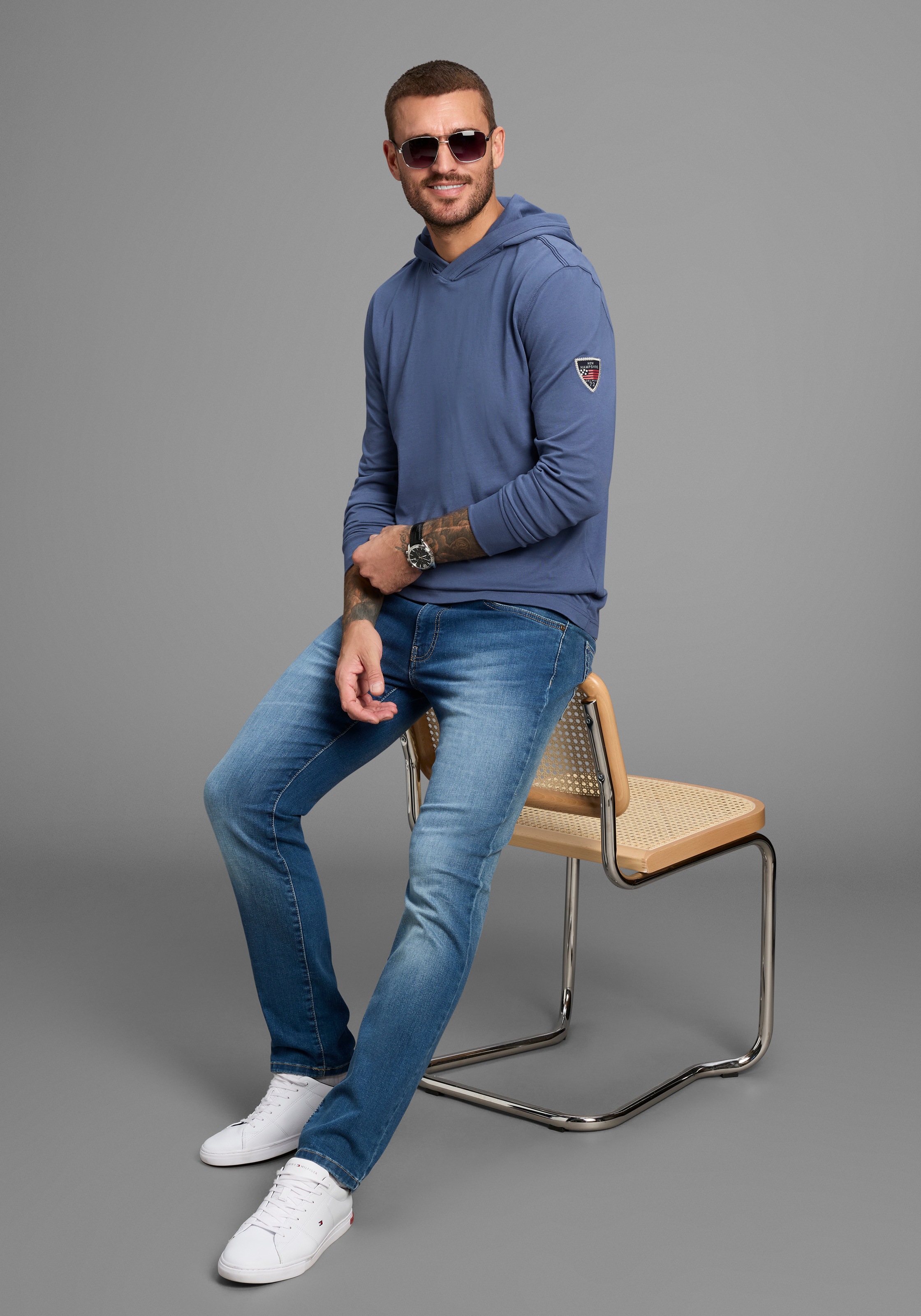 Image of DELMAO Kapuzenshirt "Neue Kollektion" mit Badge am Ärmel