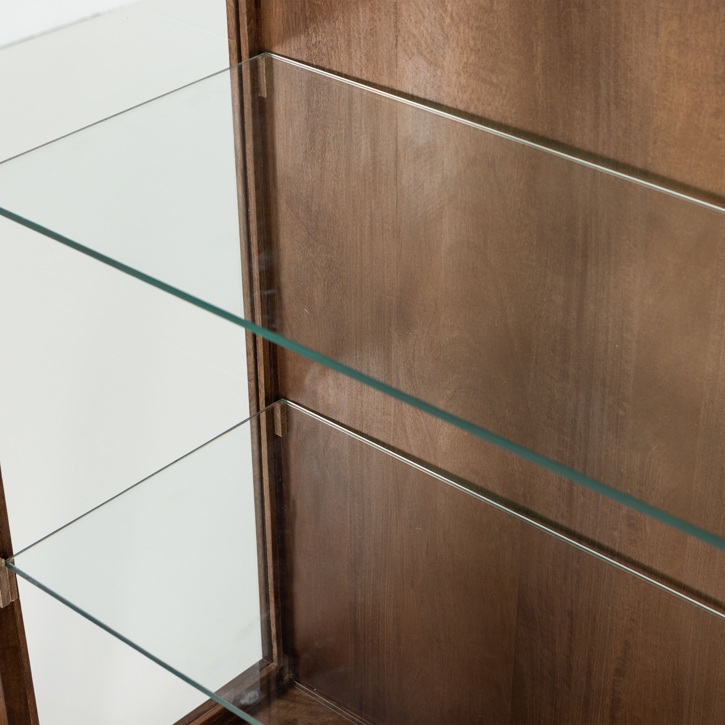 WOOOD Vitrine »Kella Mangoholz mit Glastüren und Glasablagen B 100 x D 44 x H 132 cm« Wandbefestigung empfohlen, Tragkraft 5–7 kg pro Glasboden