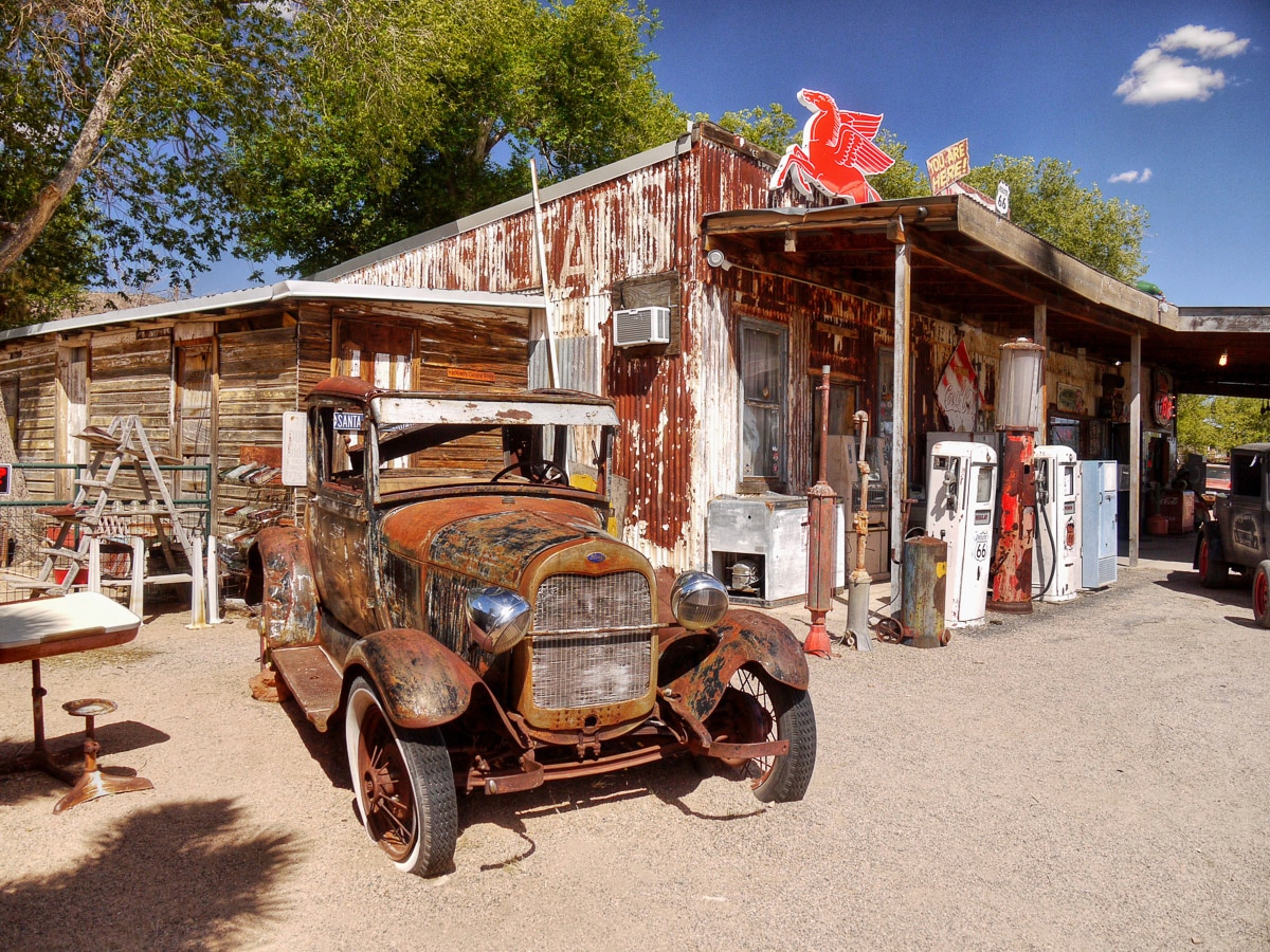 Image of Papermoon Fototapete "Alte verlassene Tankstelle"