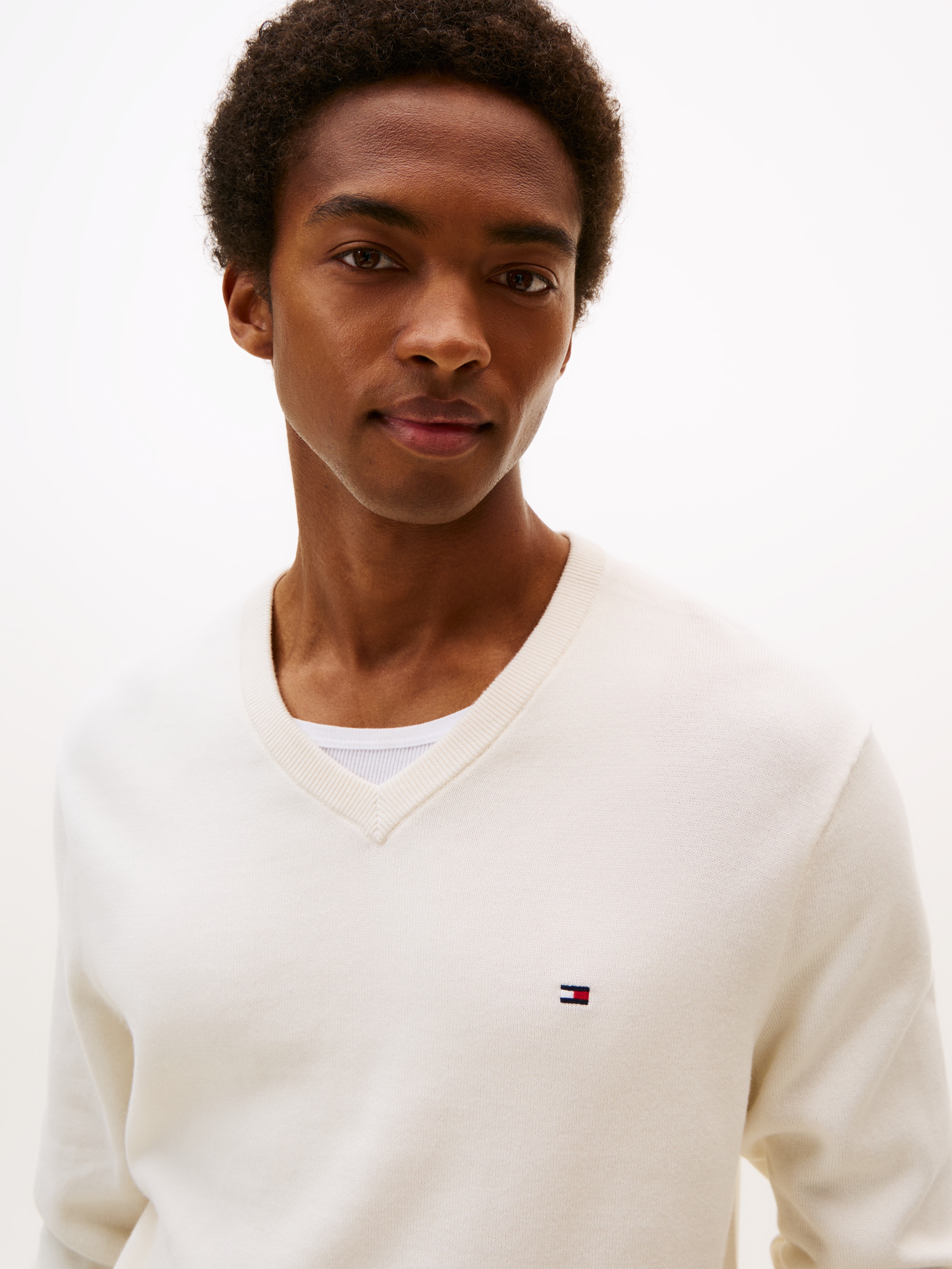 Tommy Hilfiger Pull en tricot »ESSENTIAL COTTON V NECK mit V-Ausschnitt und Stickerei« unifarben, casual, regular fit, Baumwolle, V-Ausschnitt