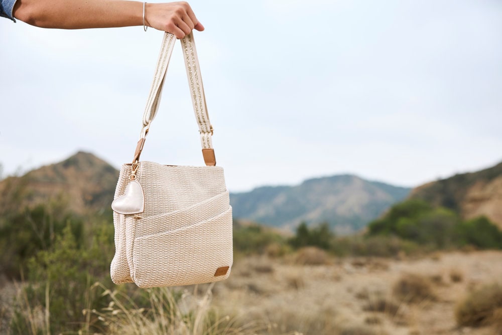Rieker Umhängetasche Damen Handtasche, Schultertasche mit Herz-Anhänger