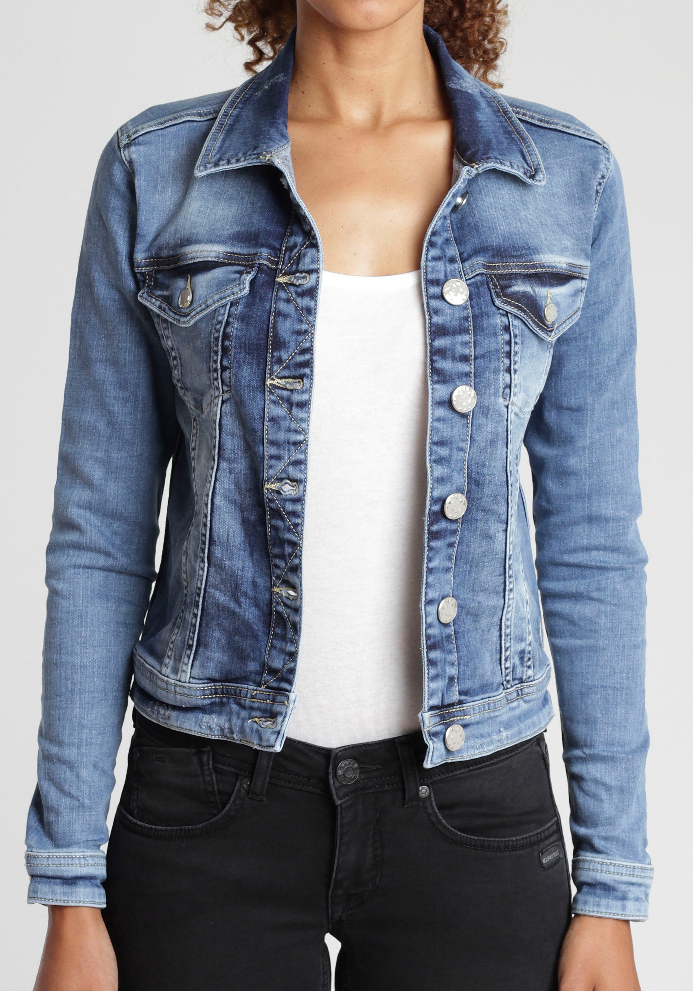 Image of GANG Jeansjacke »MIRA«, mit den typischen Trucker Details bei Ackermann Versand Schweiz