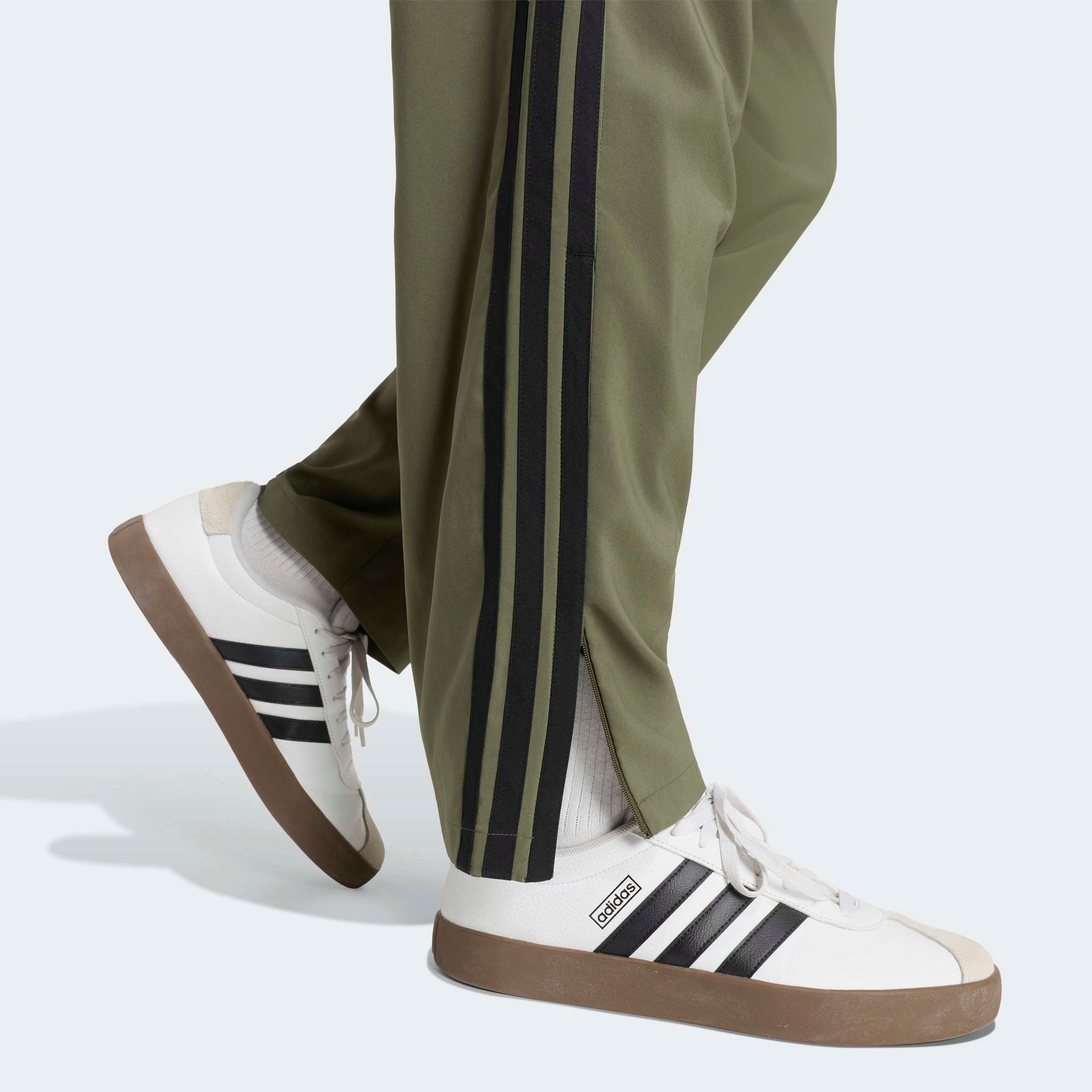 adidas Sportswear Pantalon de sport »ESSENTIALS 3-STREIFEN STANFORD LITE WOVEN TAPERED OPEN HEM«