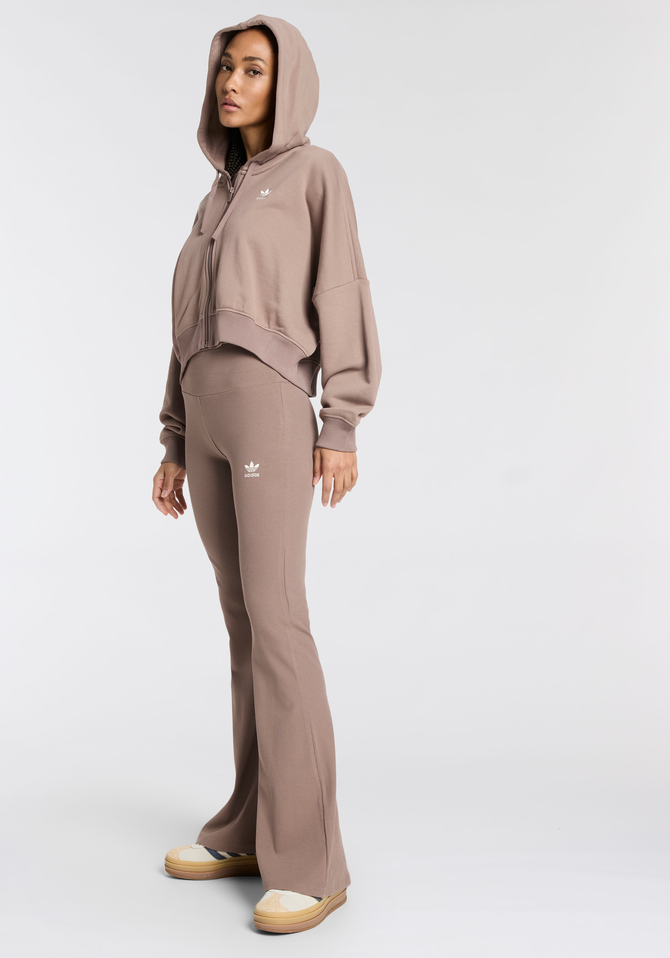 adidas Originals Leggings »ESS FL LEGGINGS«, (1 tlg.), stylishe Leggings mit ausgestelltem Beim und Ripp Optik