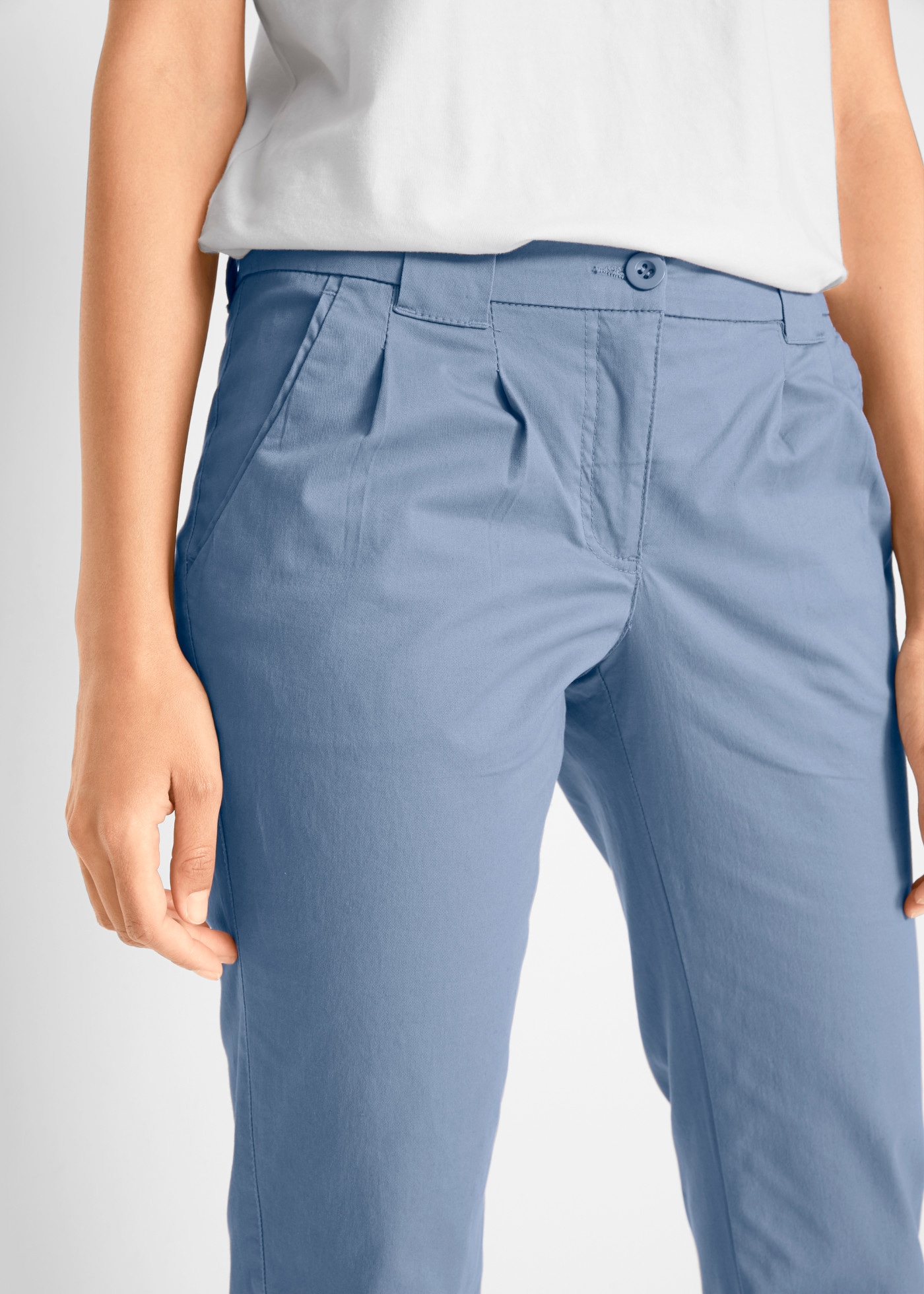bonprix Chinos  forme étroite, avec plis sur la ceinture et poches pratiques