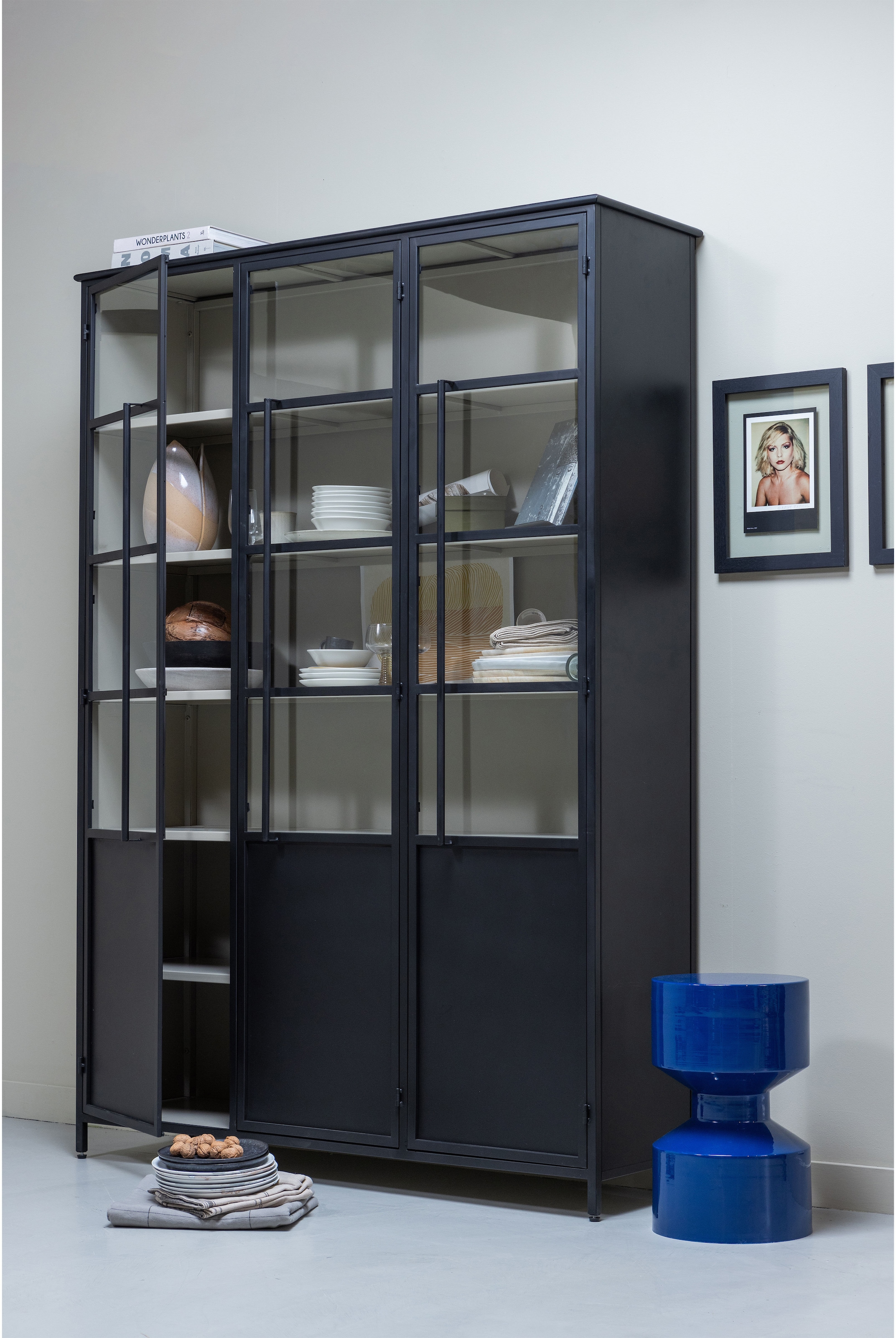 WOOOD Vitrine »Exhibit Metall pulverbeschichtet mit Glastüren H 200 x B 140 x D 42 cm« Tragkraft 20 kg pro Boden, einfach zu montierbar, pfleigleicht