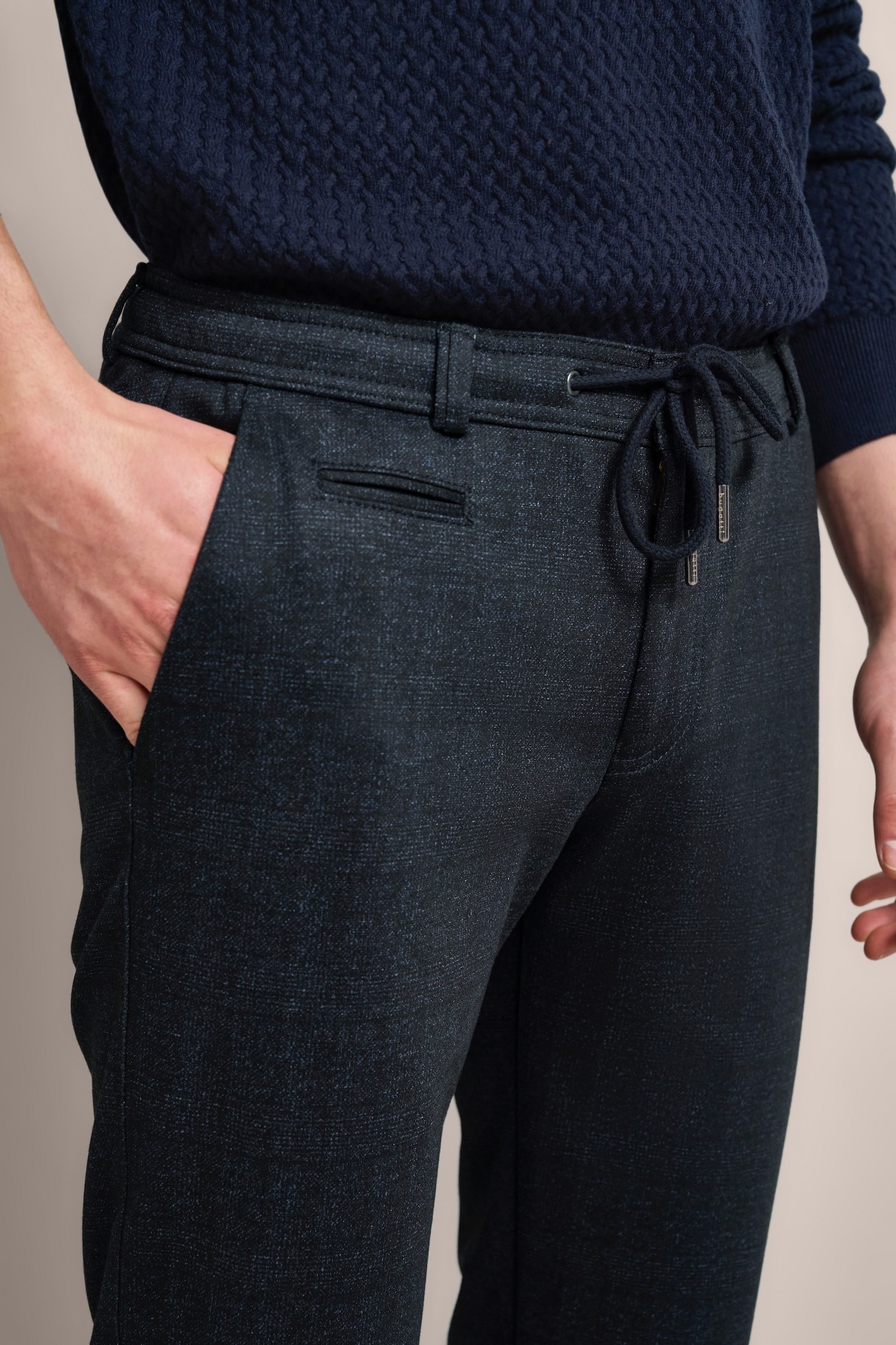 bugatti Chinohose, mit dezenter Musterung