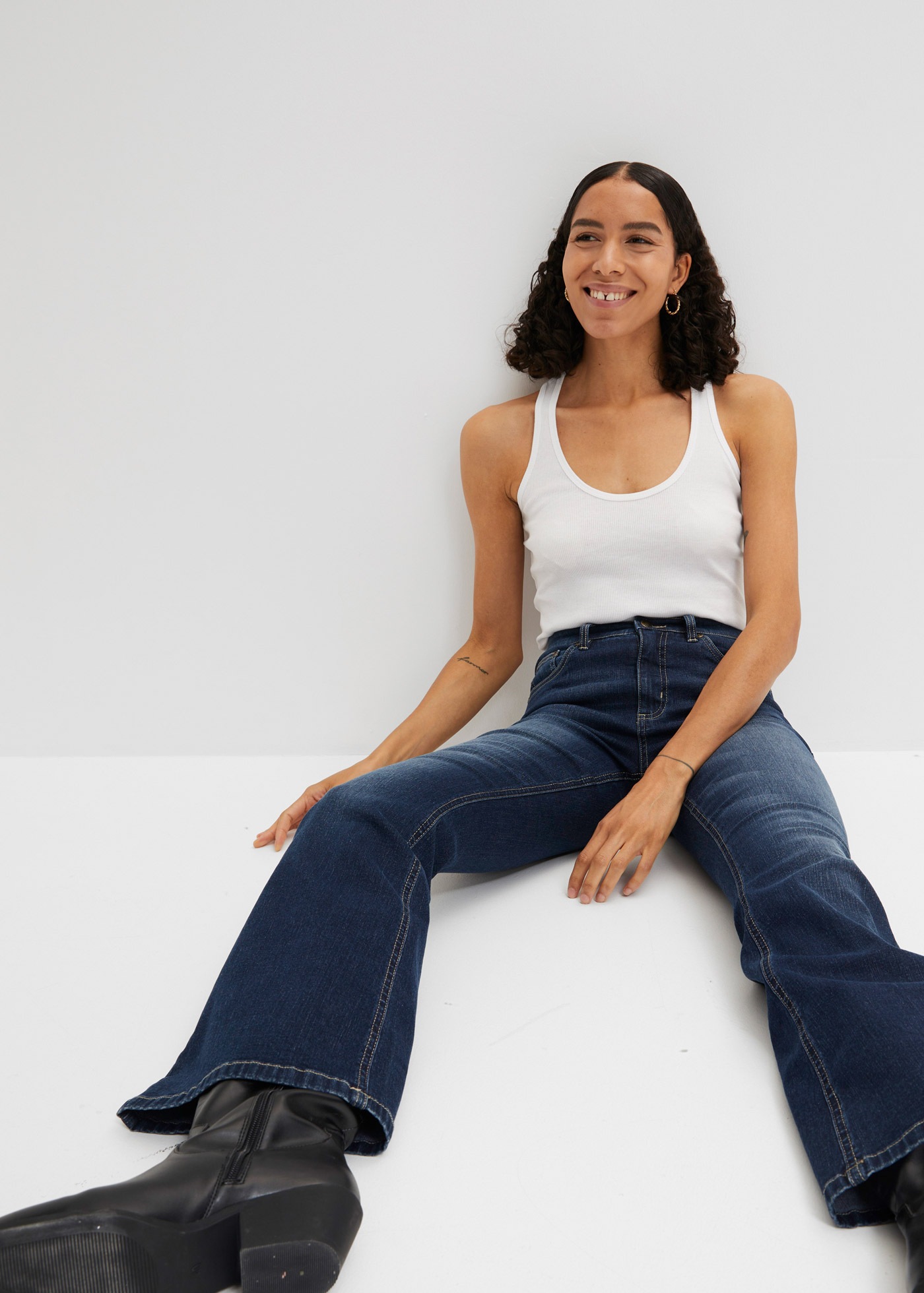 bonprix Jeans à pattes d'eph coupe régulière, avec part d’élasthanne, en mélange de coton