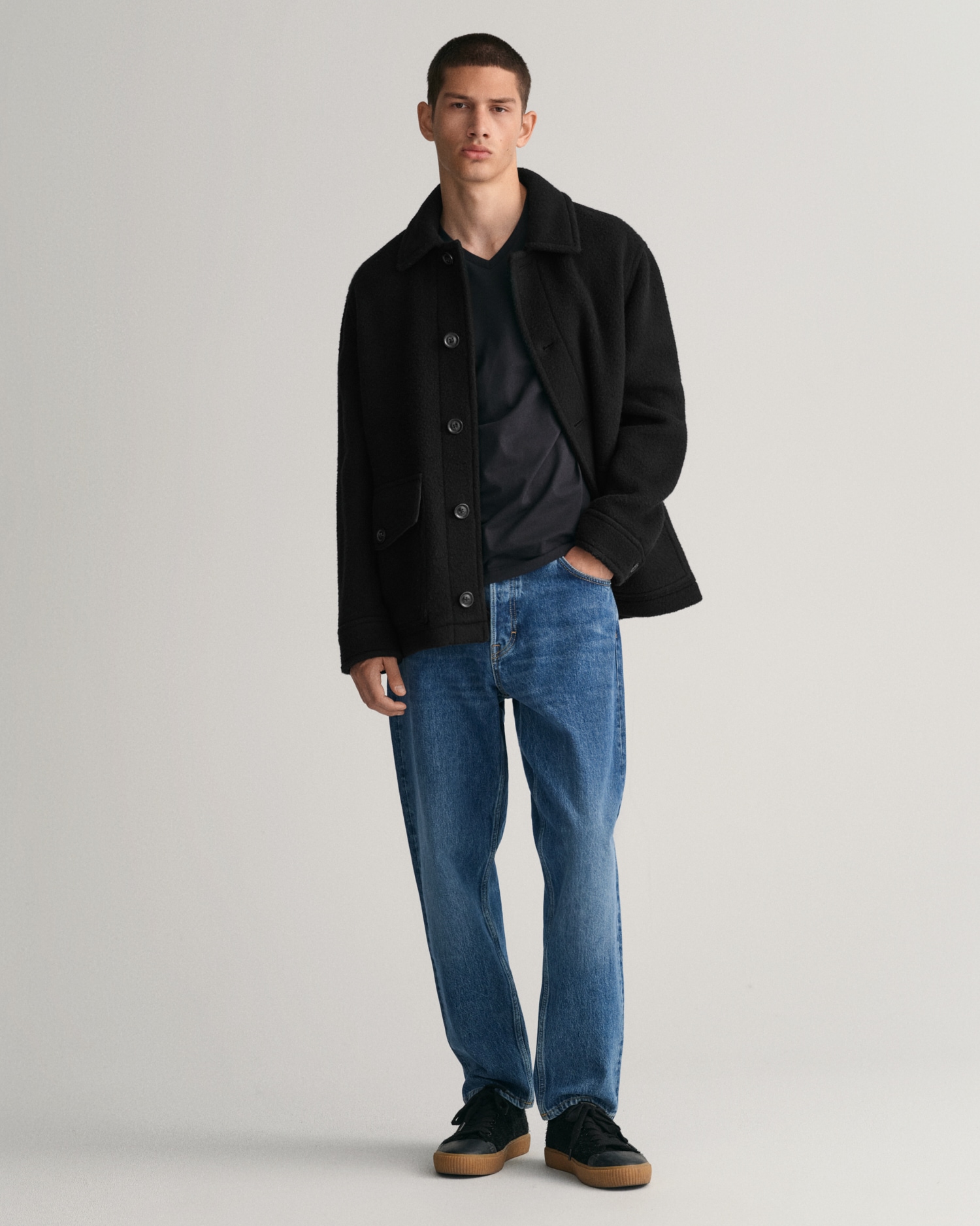 Gant T-Shirt »SLIM SHIELD V-NECK T-SHIRT«, mit einer kleinen Logostickerei auf der Brust