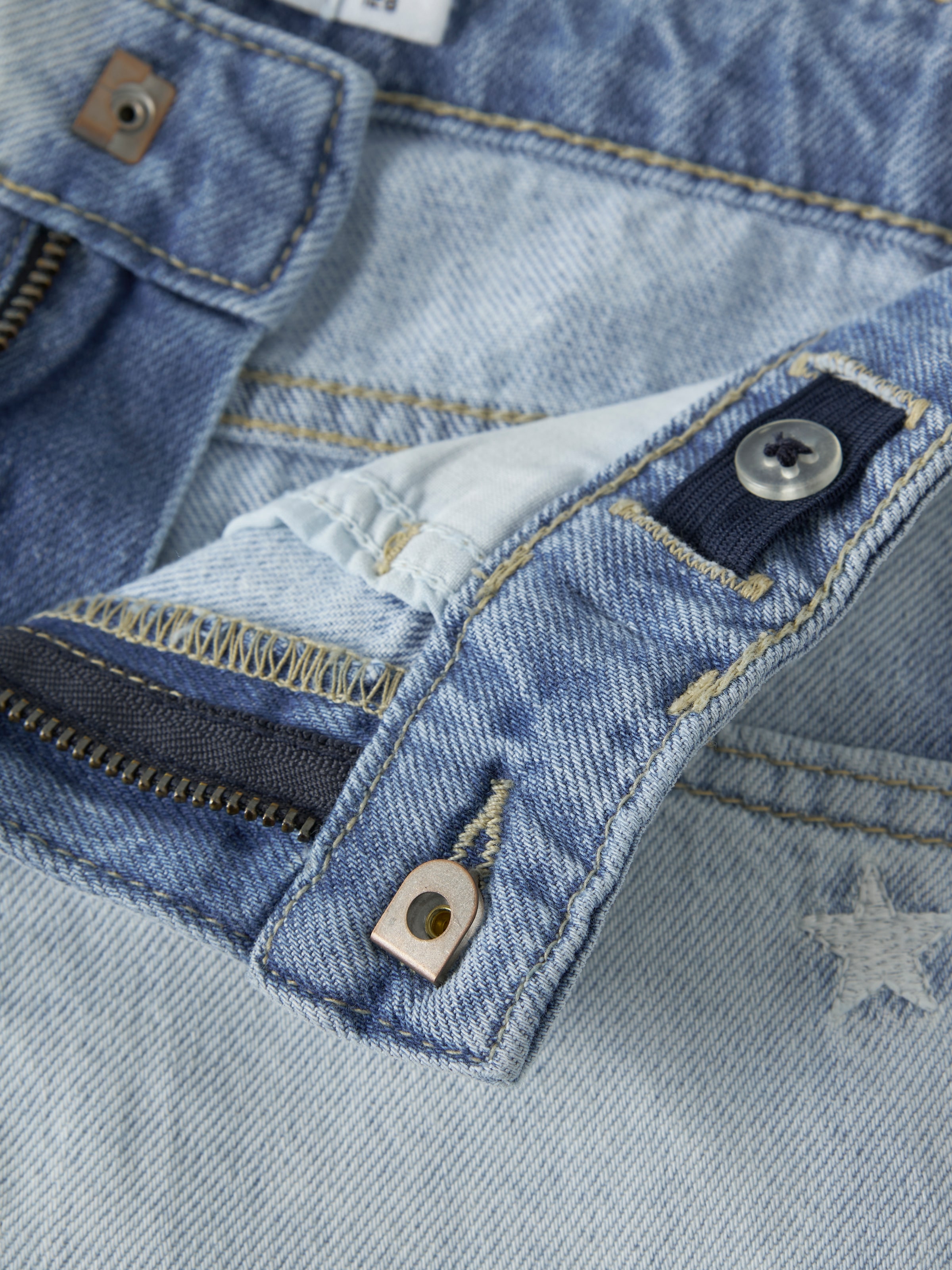 Name It Short en jean »NKFBELLA REG DNM SHORTS 3674-BE NOOS« Baumwolle, verstellbarer Bund, bestickte Details