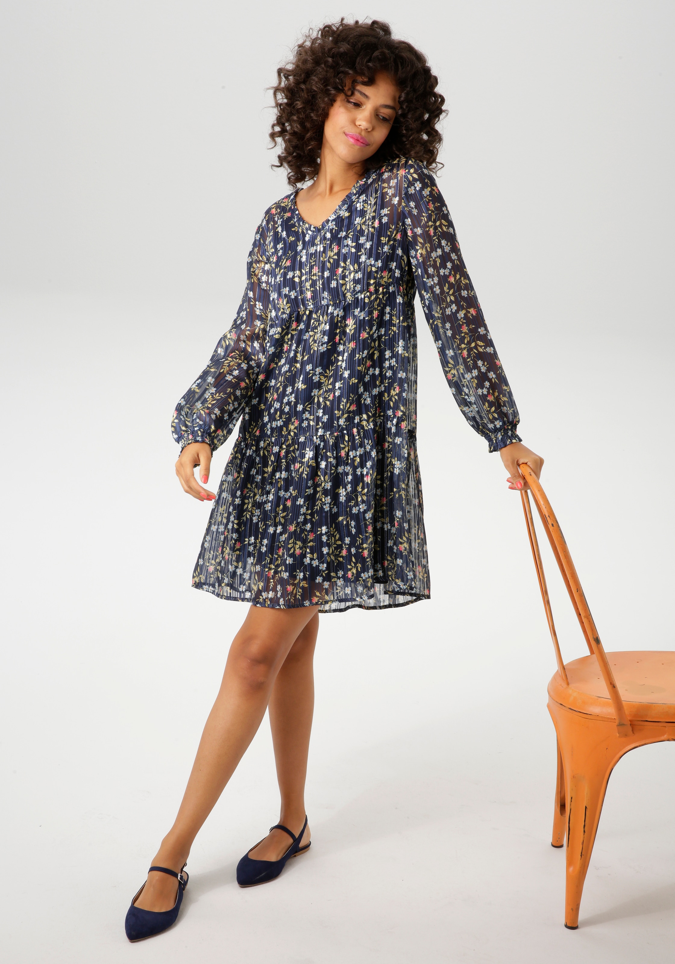 Aniston CASUAL Minikleid, (mit Jersey Unterkleid), mit Glanzfäden verziertem Blumendruck