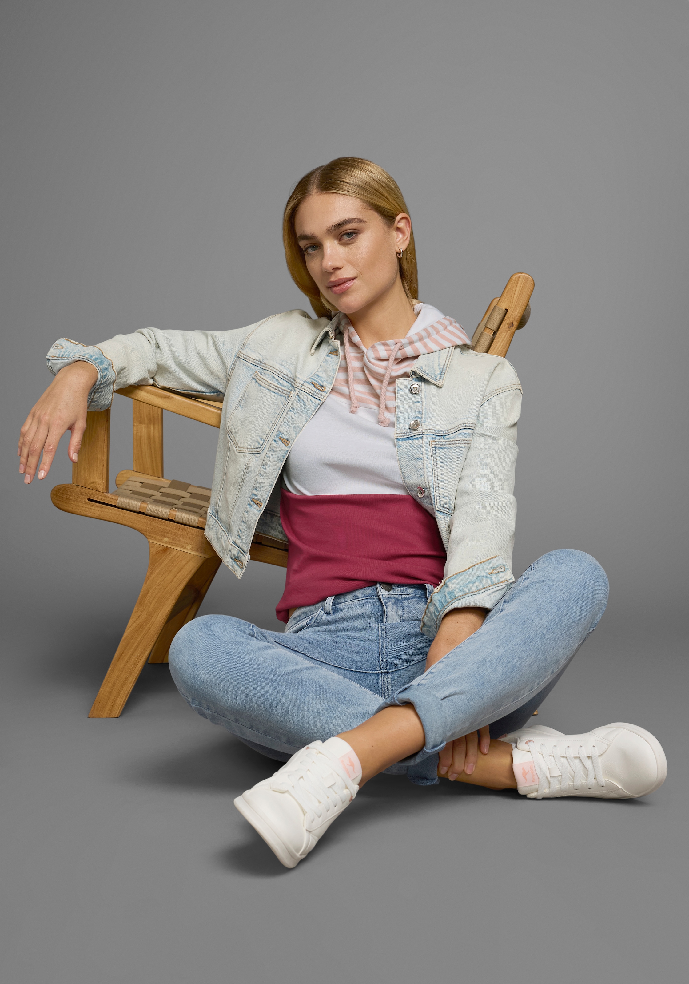 KangaROOS Kapuzenshirt, Langarm, sehr figurbetont, mit Colourblocking-Optik