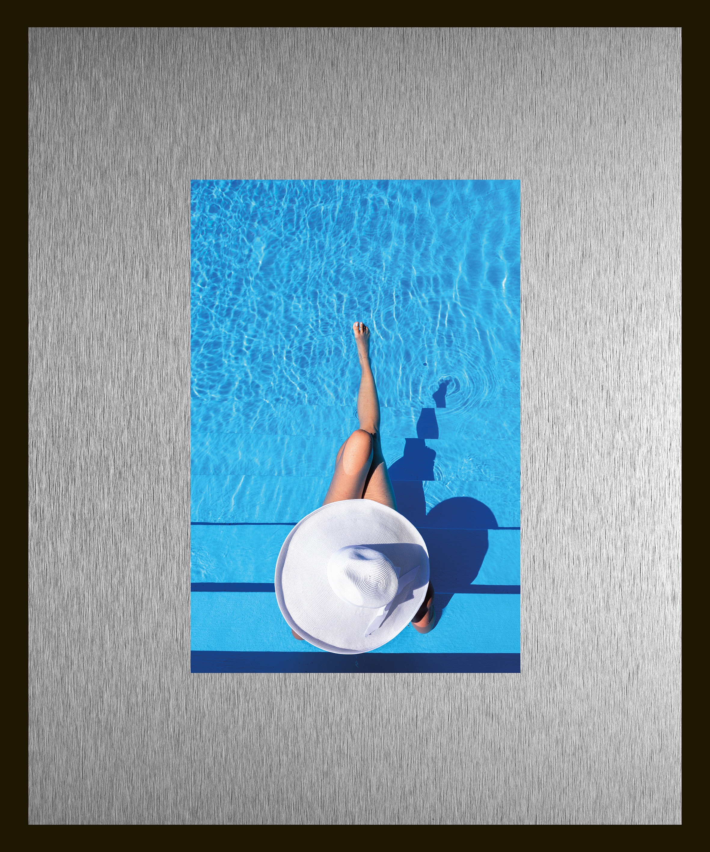 Image of queence Bild "Trend Wandbild, Wandkunst, Kunstdruck "Pool"" Fashion Frau Wasser 1 Stk. tlg. inkl. Passepartout aus hochwertigem Aluminium und schwarzem Rahmen
