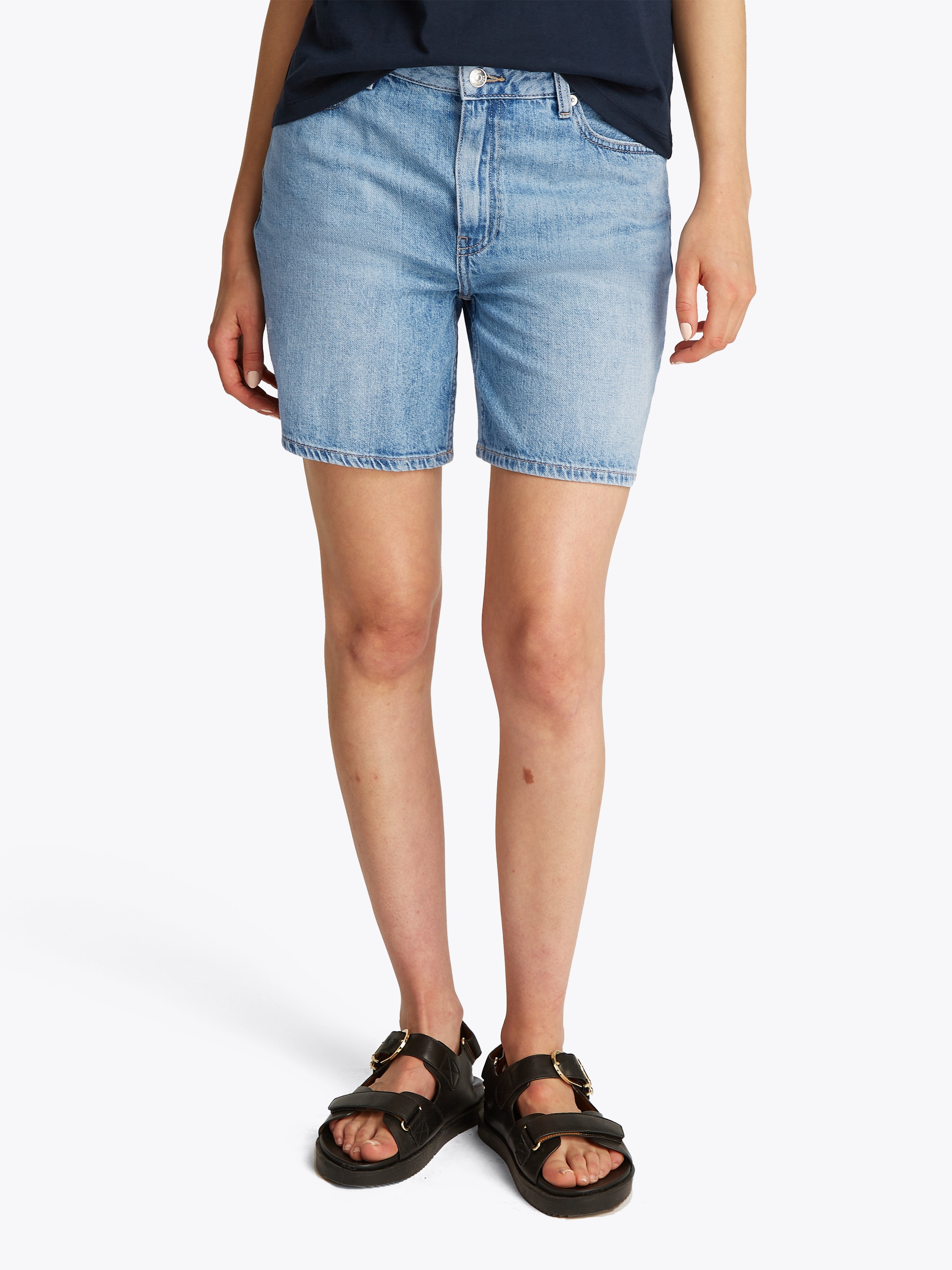 Image of Tommy Hilfiger Shorts "DNM STRAIGHT SHORT RW SIA" mit leichter Waschung, Logo-Bage