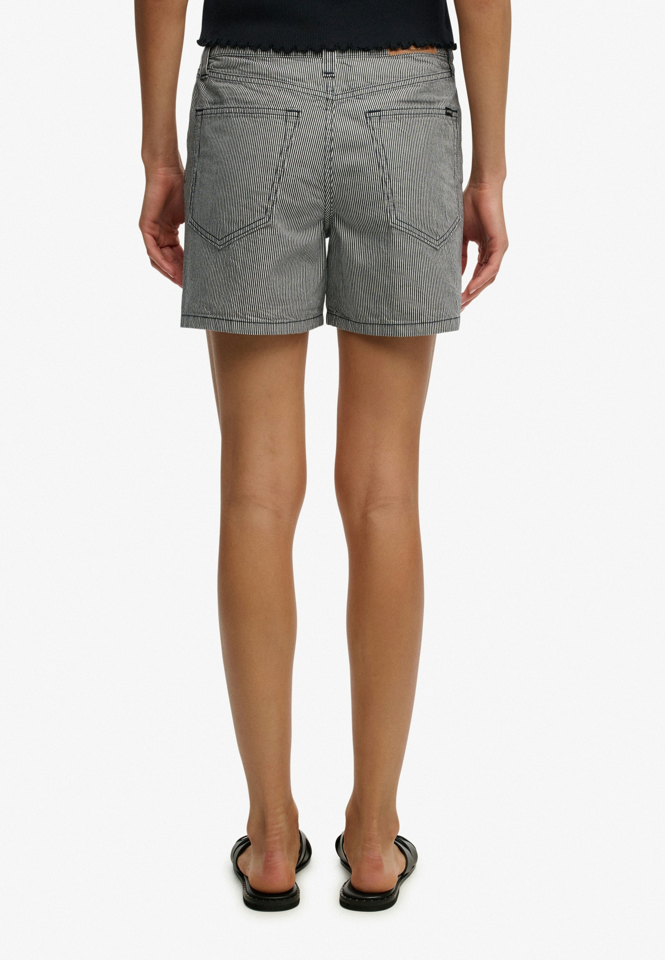 Superdry Jeanshotpants »MID RISE STRIPE SHORT« Slim Fit, aus Baumwolle, ca. Mitte Oberschenkel lang, mit 1-Knopf-Form