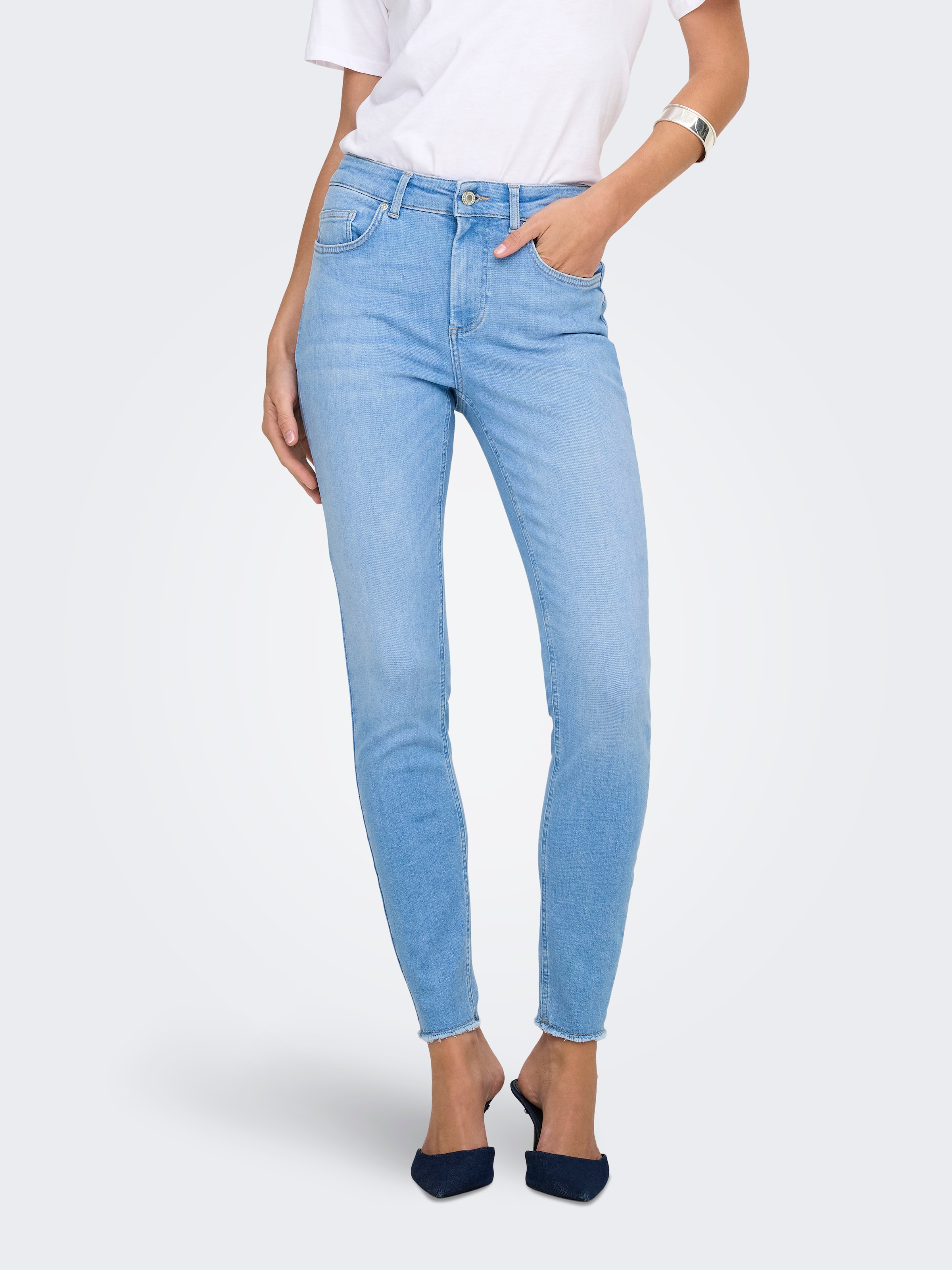 Image of ONLY Skinny-fit-Jeans "ONLBLUSH MID SK ANK RW DNM REA130 NOOS" hohe Taille, Bleach Wash für einen Faded-Look, ausgefranster Saum