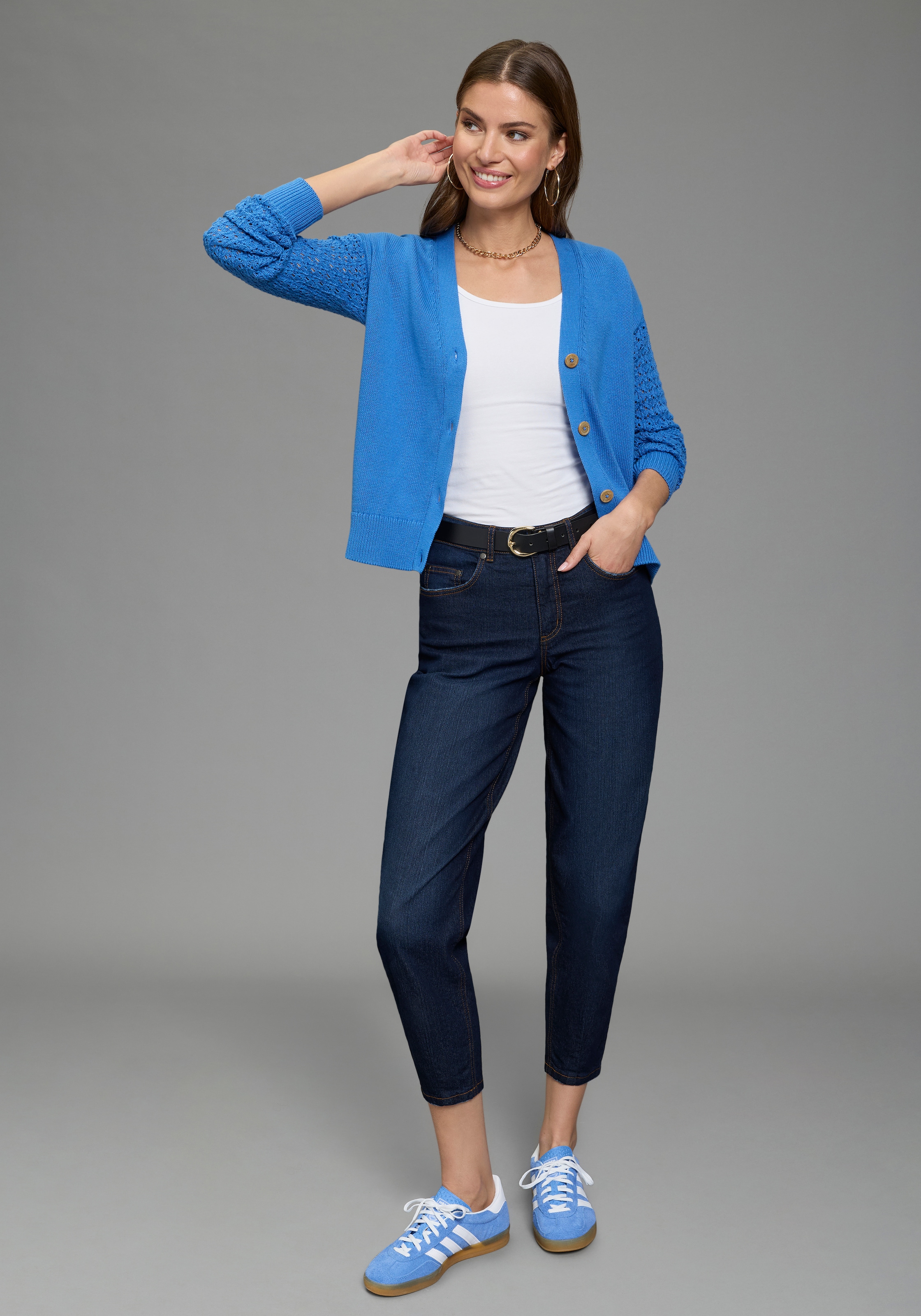 Laura Scott Strickjacke mit femininen Ajourärmeln und V-Ausschnitt