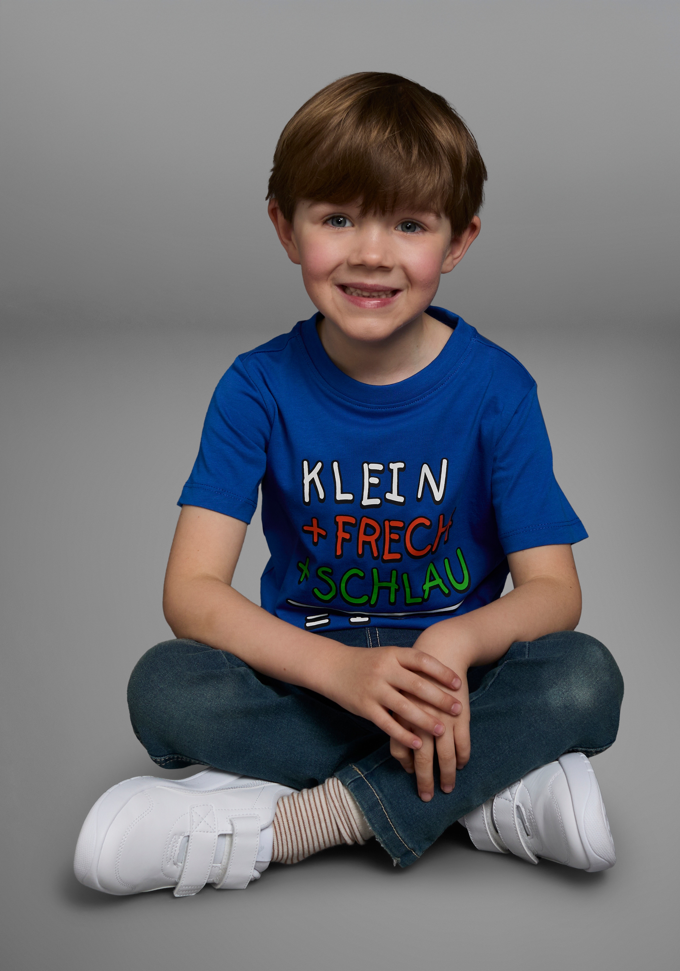 KIDSWORLD T-Shirt »Mit Spruch: KLEIN+FRECH+SCHLAU...«, Kurzarm, Basic-Passform, bedruckt, Rundhalsausschnitt