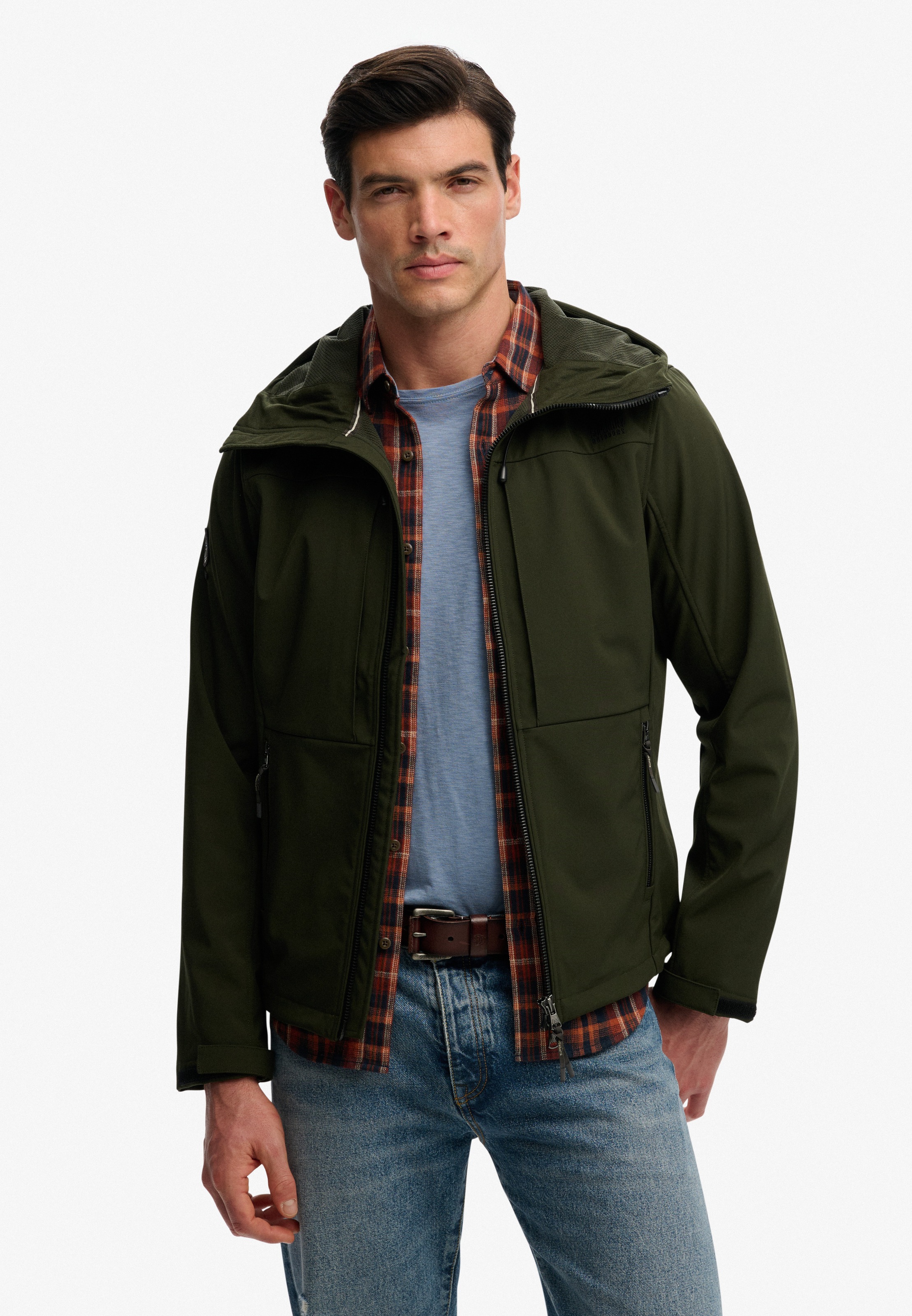 Superdry Veste d'extérieur »HOODED SOFTSHELL TREKKER JKT« avec capuche avec mélange de matériaux polyester et élasthanne, coupe décontractée