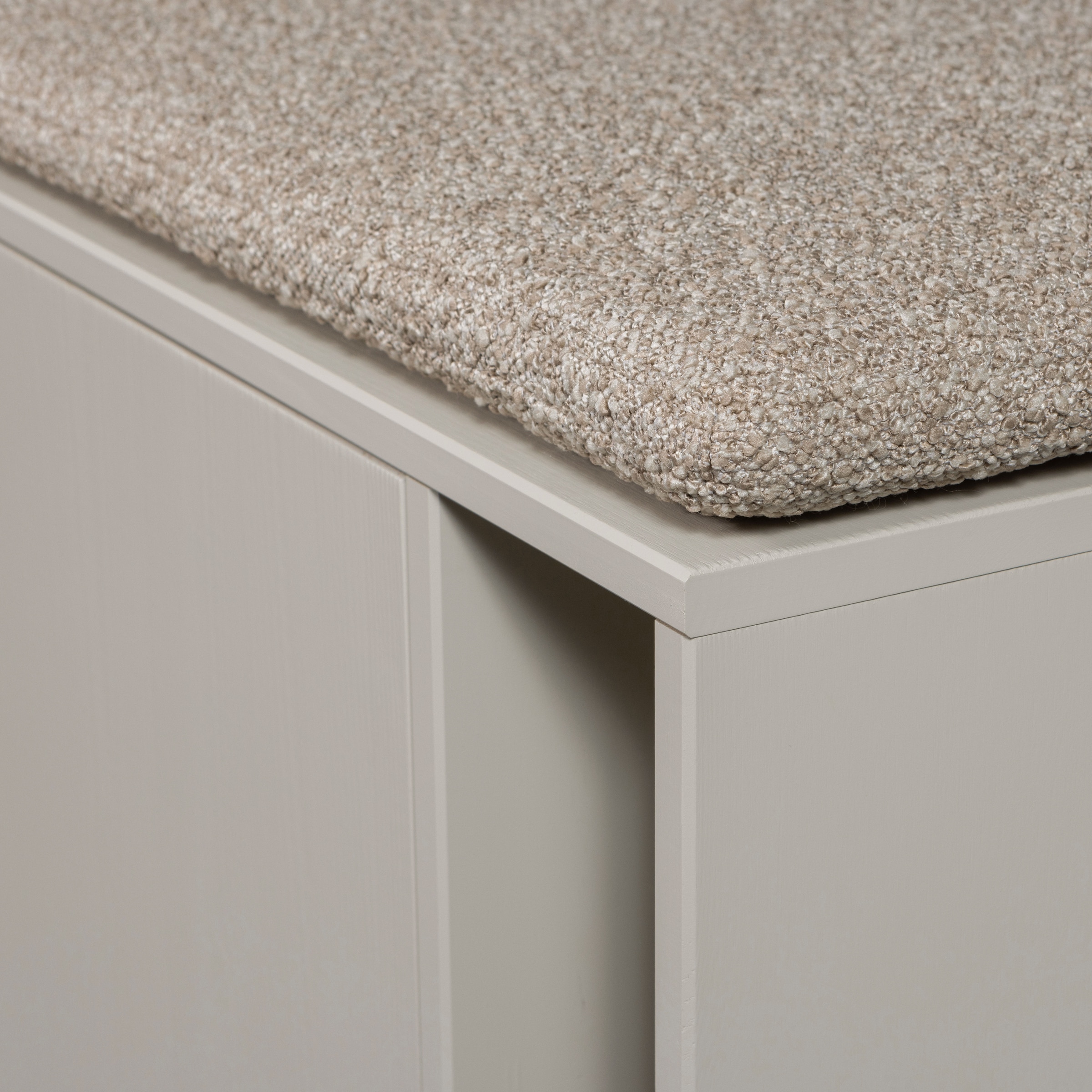 WOOOD Sitzbank »Settle Down FSC®-Kiefernholz mit Bouclé-Kissen, H 50 x B 108 x T 44 cm« Kabeldurchführung, Maximale Verschleissfestigkeit, Pfleigleicht